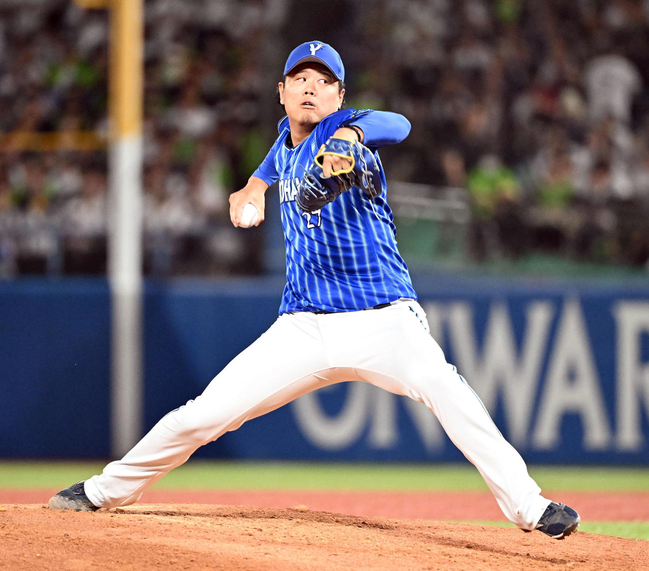 ヤクルト対DeNA 7回裏途中でからマウンドに上がったDeNA上茶谷（撮影・たえ見朱実）