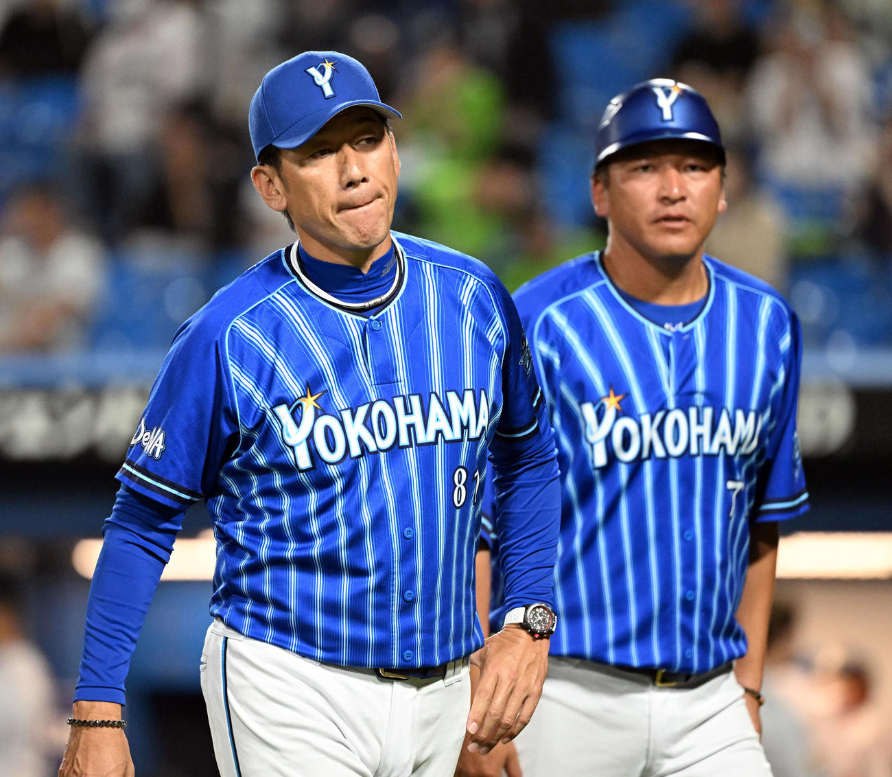 ヤクルト対DeNA 4回裏、選手の交代を告げベンチに戻るDeNA三浦監督（撮影・たえ見朱実）