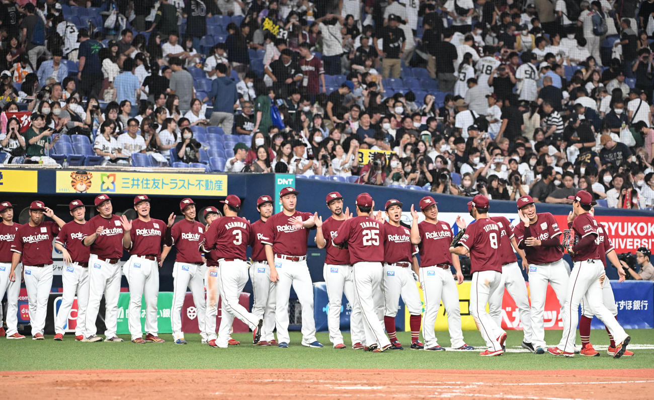 オリックス対楽天　オリックスに勝利しハイタッチを交わす楽天ナイン（撮影・和賀正仁）