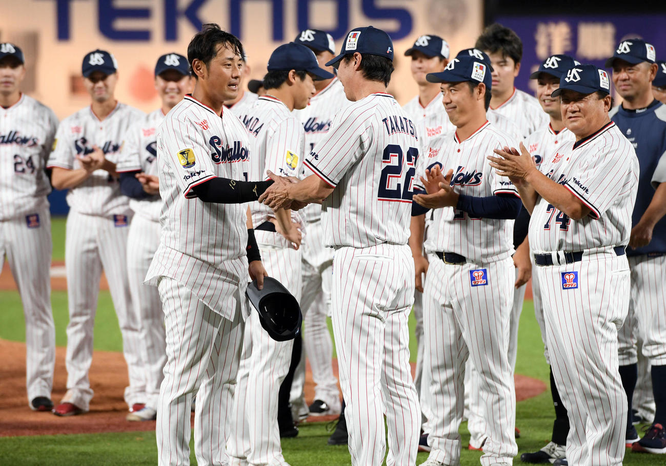 ヤクルト対DeNA　高津臣吾監督（右）と握手を交わすヤクルト荒木（撮影・たえ見朱実）