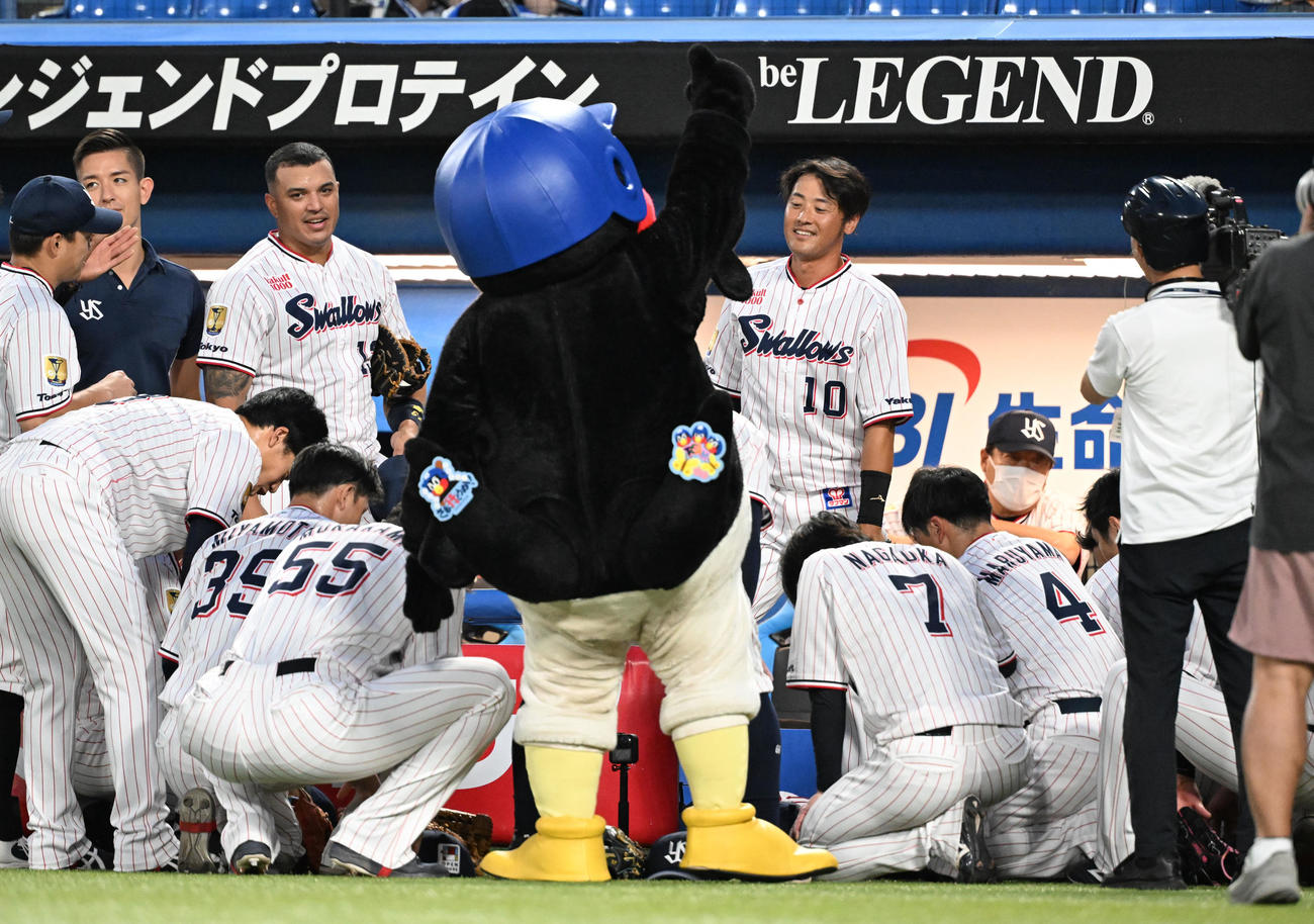 ヤクルト対DeNA　試合前の円陣で声を出すヤクルト荒木（撮影・たえ見朱実）