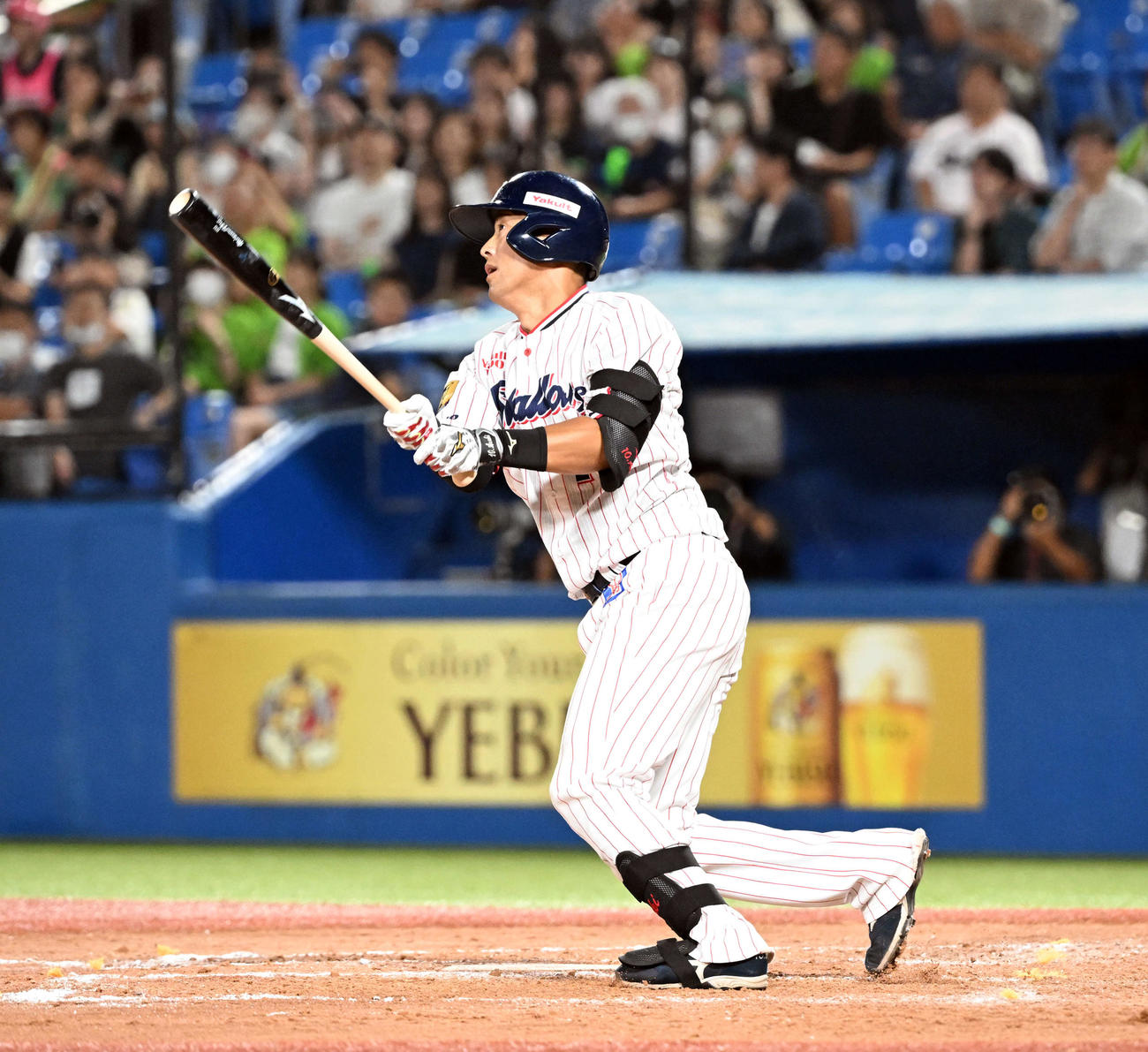 ヤクルト対DeNA 9回裏ヤクルト1死、左飛に倒れる荒木（撮影・たえ見朱実）