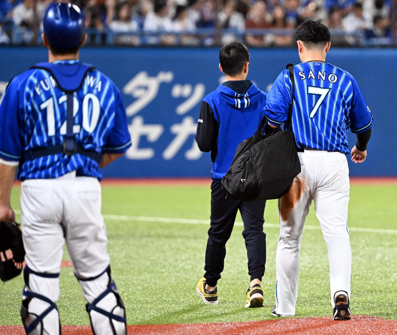 ヤクルト対DeNA 5回裏終了でグラウンドを後にするDeNA佐野（撮影・たえ見朱実）