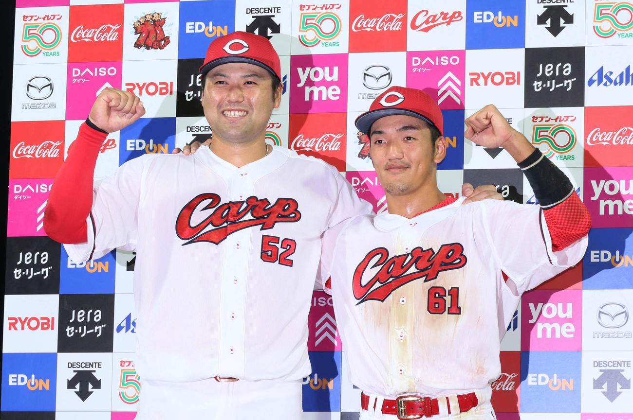 広島対阪神　お立ち台でポーズを決める末包（左）と矢野（撮影・加藤孝規）