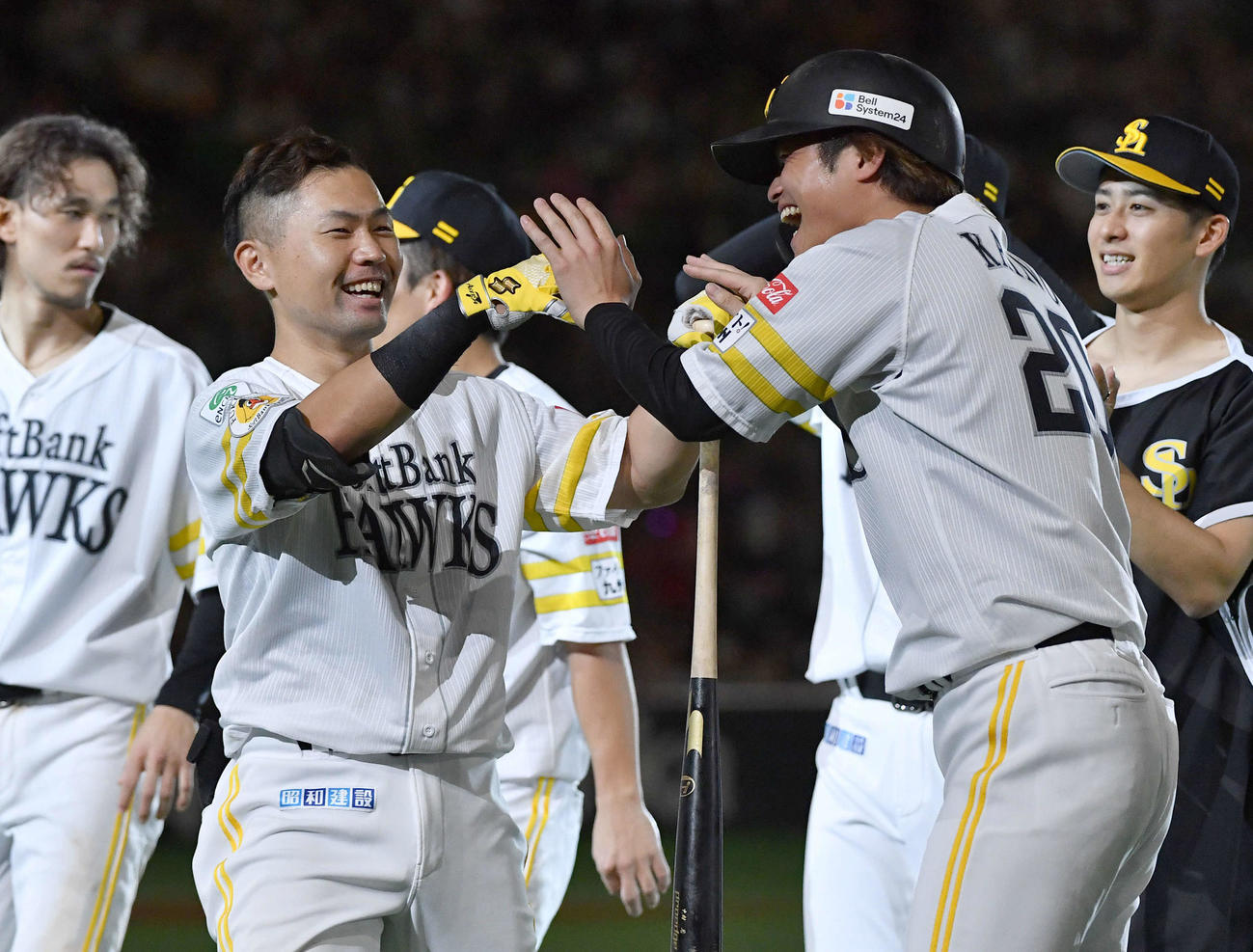 ソフトバンク対日本ハム　9回裏ソフトバンク1死、右越えサヨナラ本塁打を放ち、ヘルメットをかぶった甲斐野（右）と笑顔でタッチを交わす中村晃（撮影・岩下翔太）