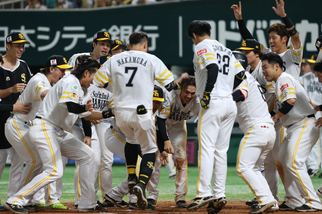 ソフトバンク対日本ハム　9回裏ソフトバンク1死、サヨナラ本塁打を放った中村晃を出迎えるソフトバンクナイン（撮影・冨田成美）