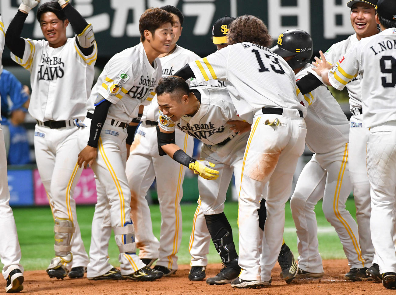 ソフトバンク対日本ハム　9回裏ソフトバンク1死、右越えサヨナラ本塁打を放ち、ナインに手荒く祝福される中村晃（撮影・岩下翔太）