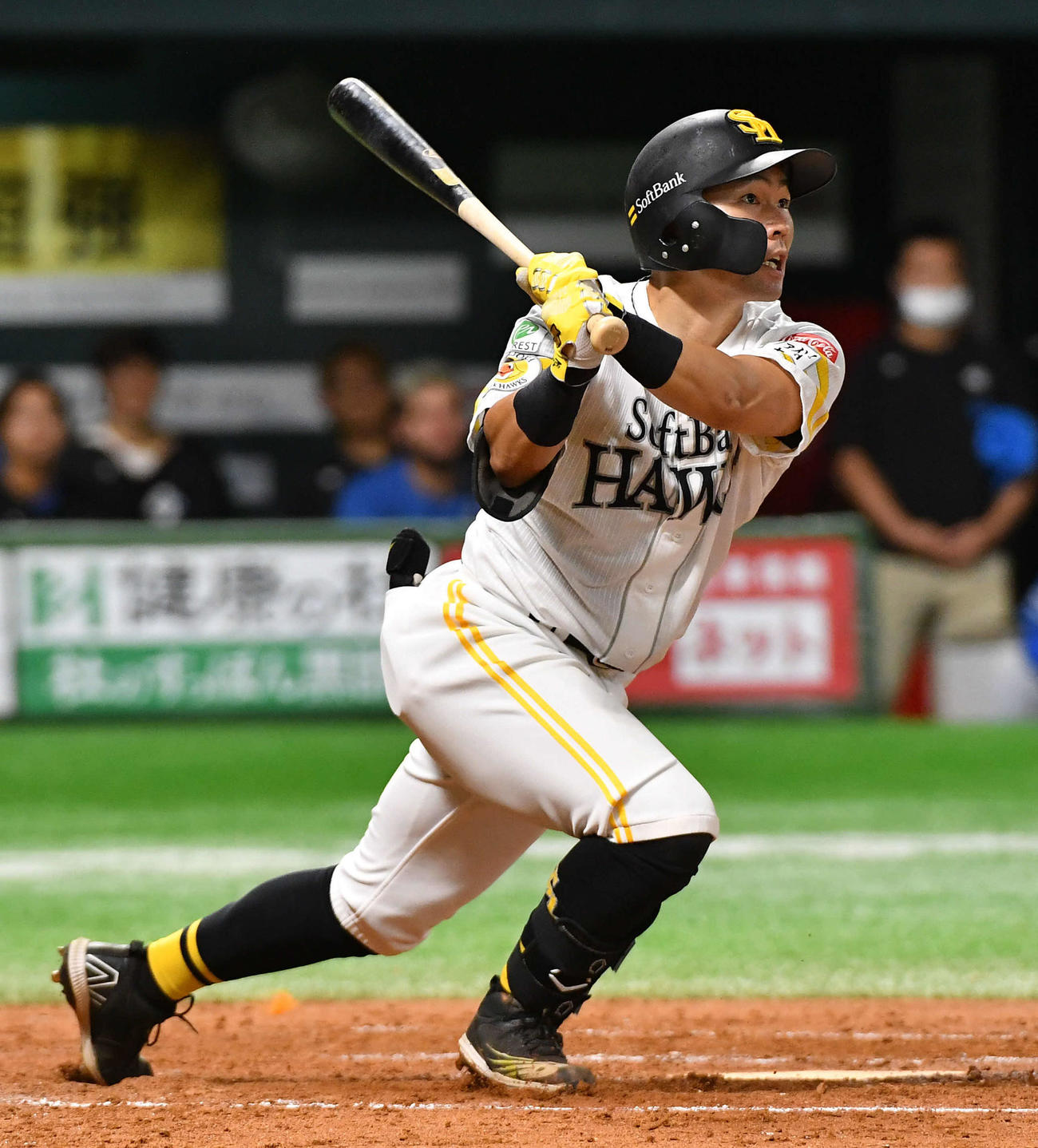 ソフトバンク対日本ハム　9回裏ソフトバンク1死、中村晃は右越えサヨナラ本塁打を放つ（撮影・岩下翔太）