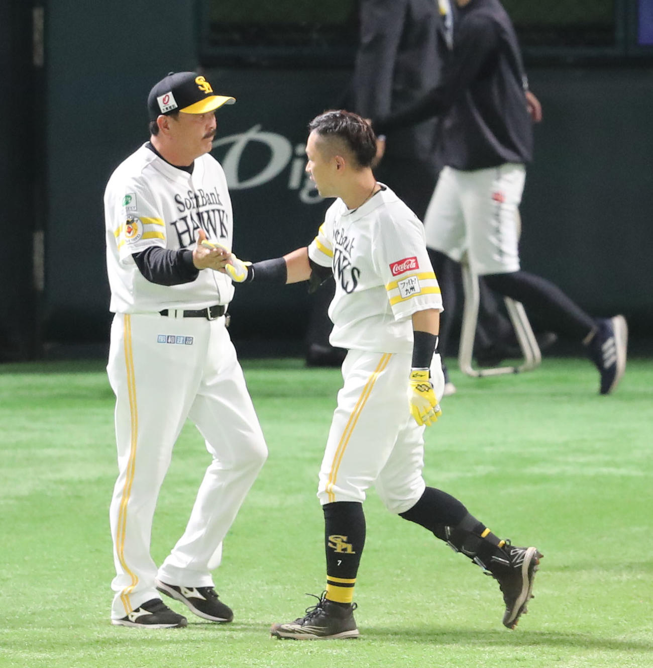 ソフトバンク対日本ハム　サヨナラ本塁打を放った中村晃を祝福する藤本監督（撮影・梅根麻紀）