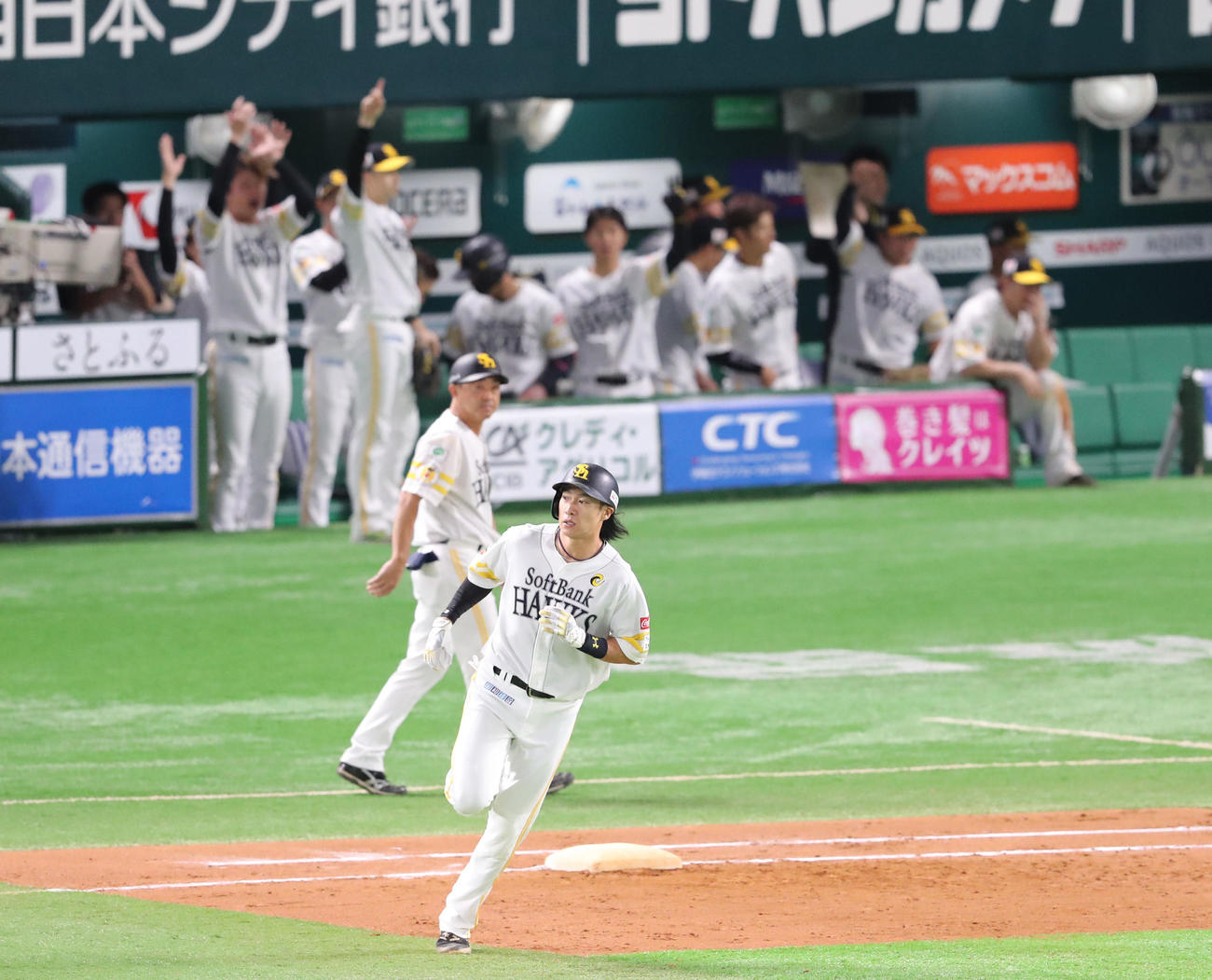 ソフトバンク対日本ハム　9回裏ソフトバンク無死、柳田は右越えに同点本塁打を放つ（撮影・梅根麻紀）