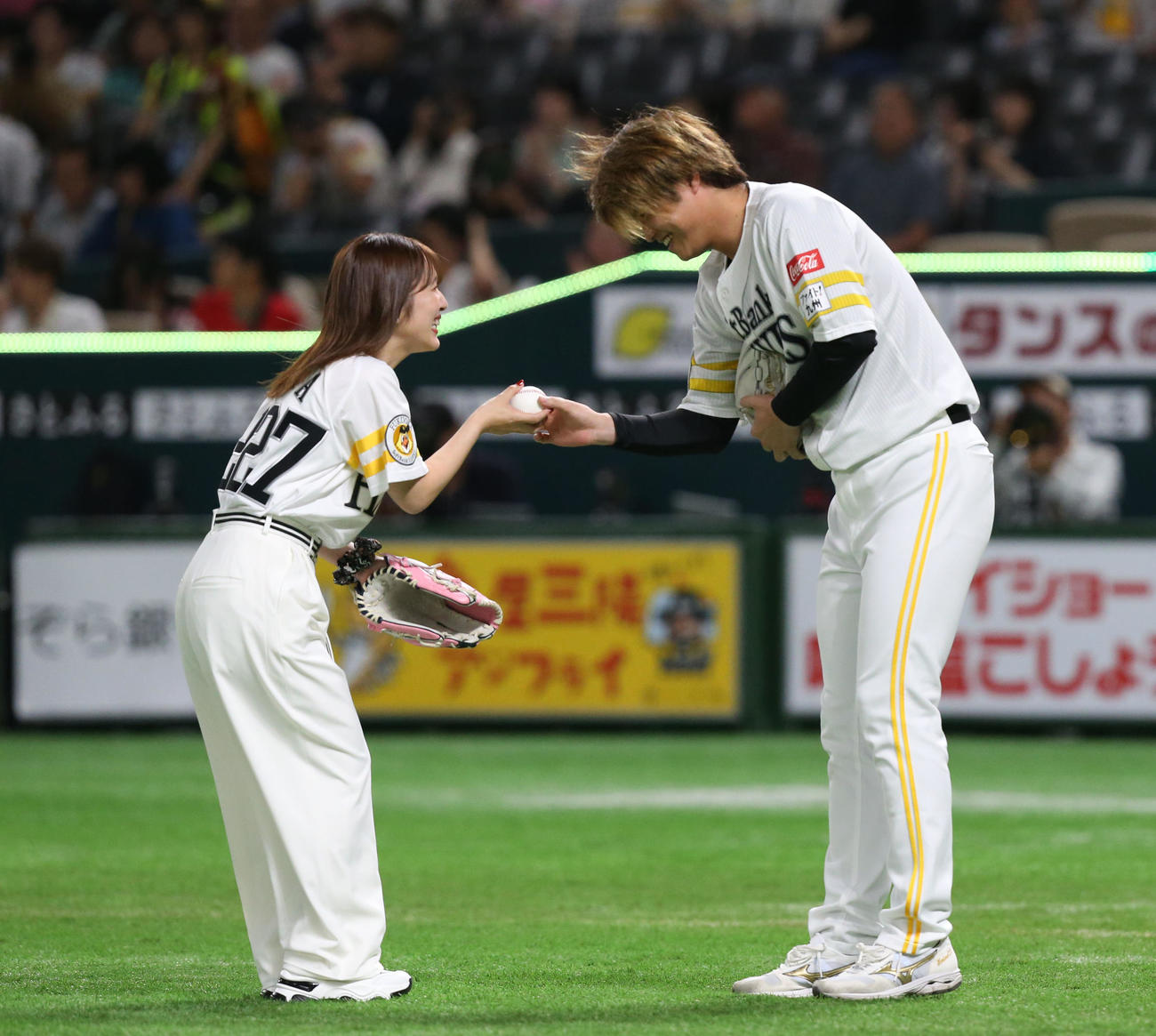 セレモニアルピッチを務めた内田真礼（左）は甲斐野からボールを受け取る（撮影・冨田成美）