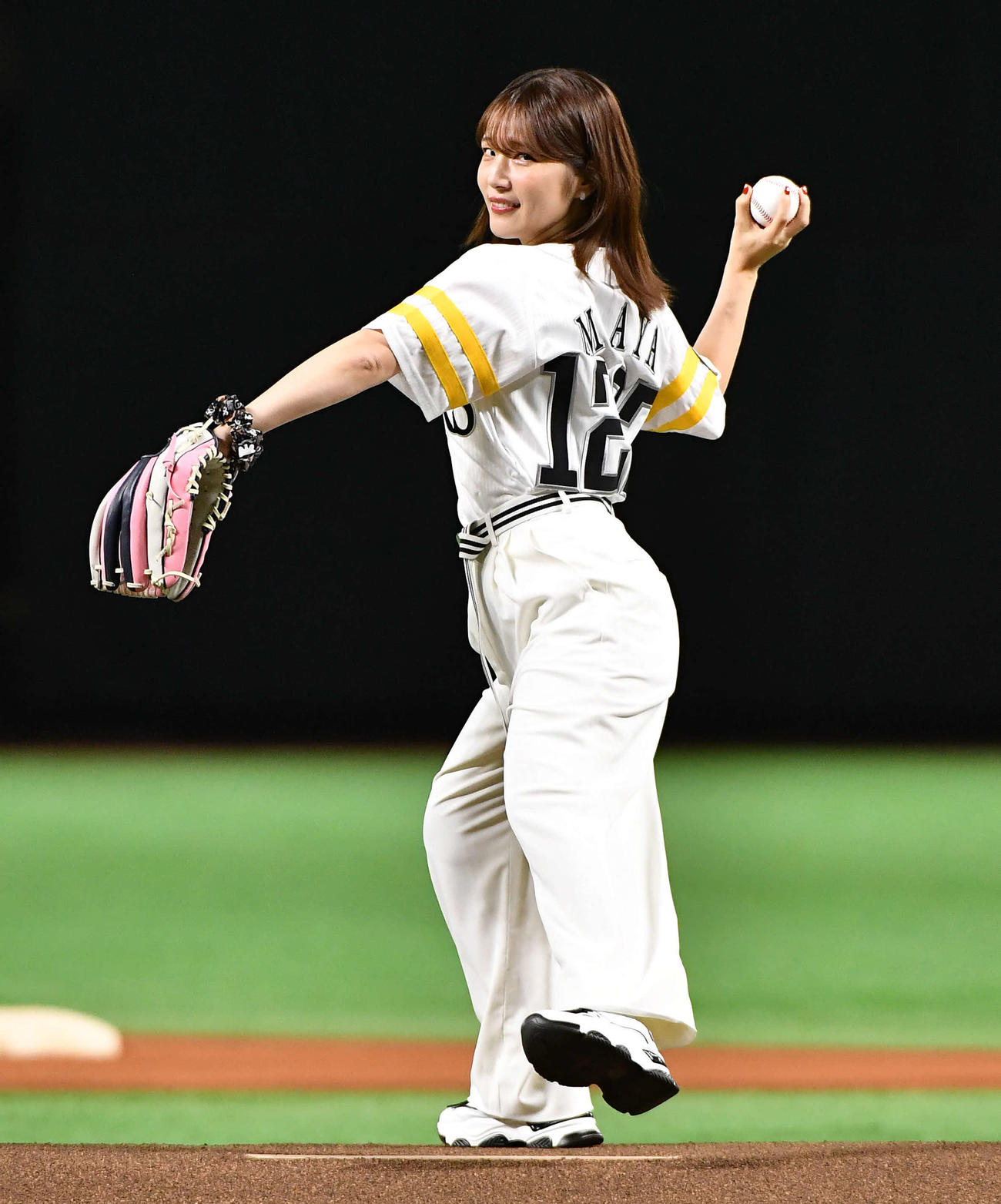 ソフトバンク対日本ハム　セレモニアルピッチを務めた声優の内田真礼（撮影・岩下翔太）