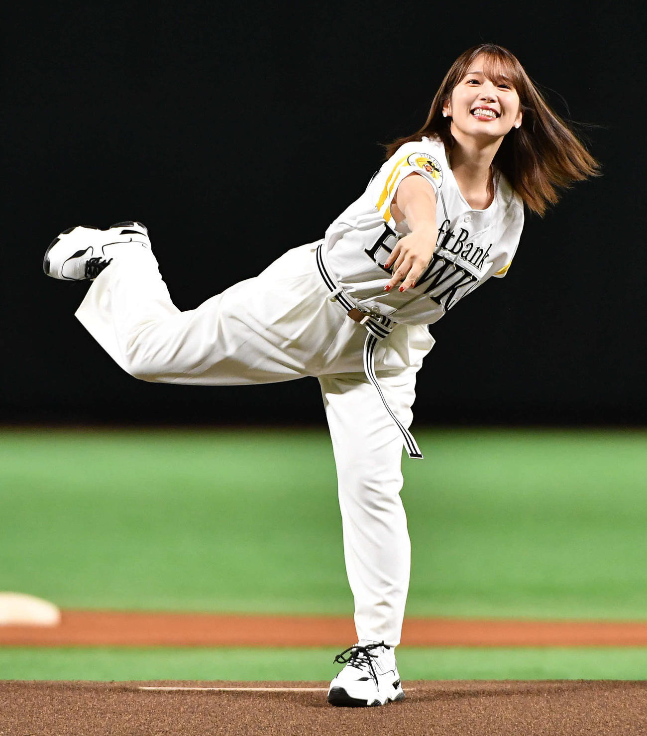 ソフトバンク対日本ハム　セレモニアルピッチを務めた声優の内田真礼（撮影・岩下翔太）