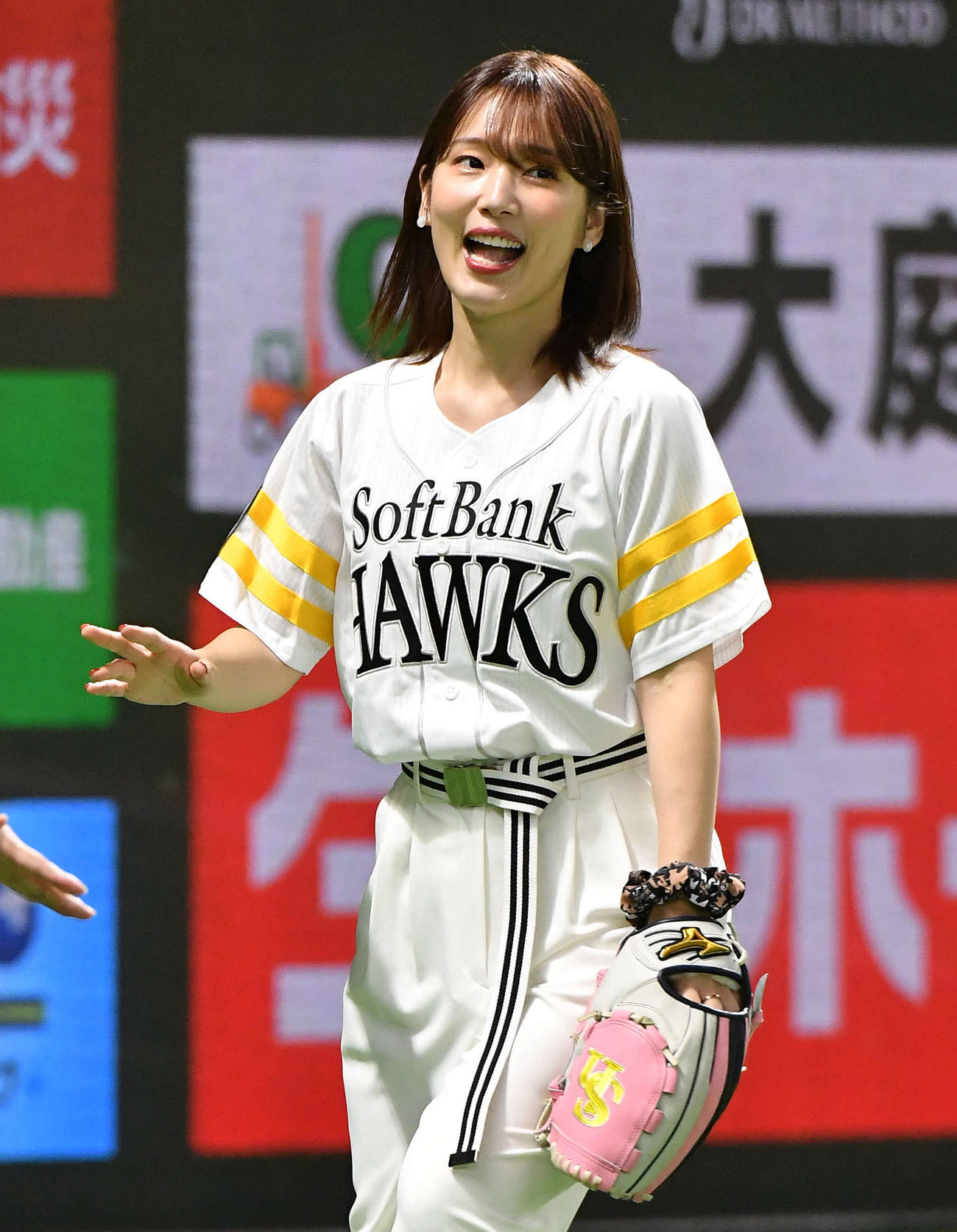 ソフトバンク対日本ハム　グラウンドに登場した声優の内田真礼（撮影・岩下翔太）
