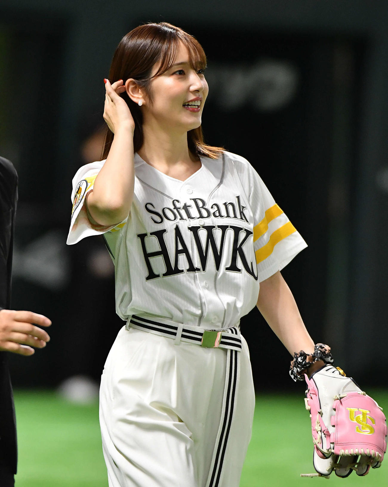 ソフトバンク対日本ハム　グラウンドに登場した声優の内田真礼（撮影・岩下翔太）