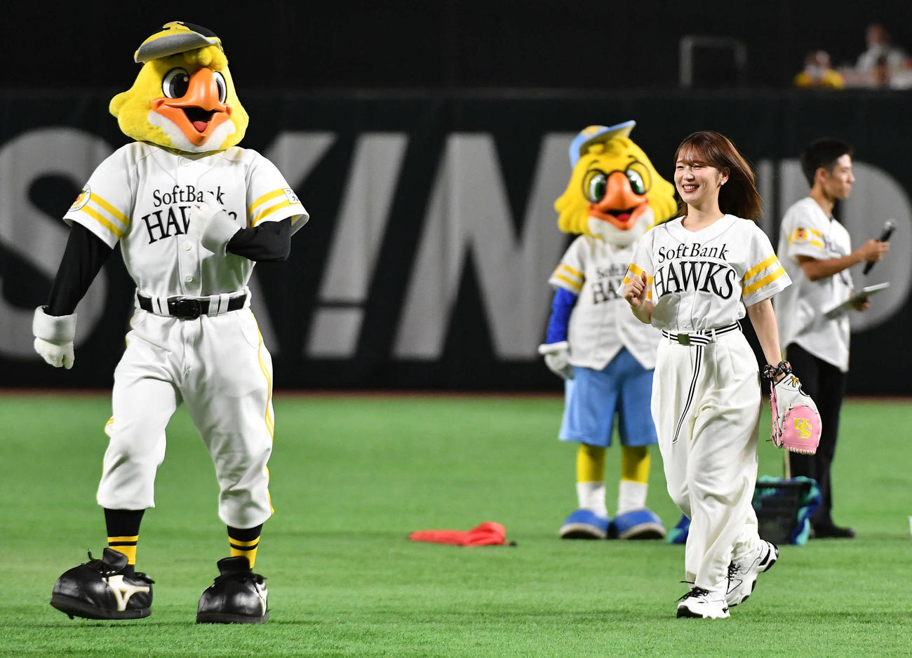 ソフトバンク対日本ハム　セレモニアルピッチのマウンドへ向かう声優の内田真礼（撮影・岩下翔太）