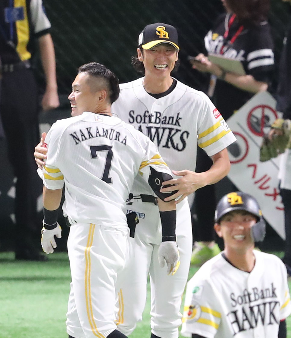 ソフトバンク対日本ハム　サヨナラ本塁打を放った中村晃を祝福する斉藤和コーチ（撮影・梅根麻紀）