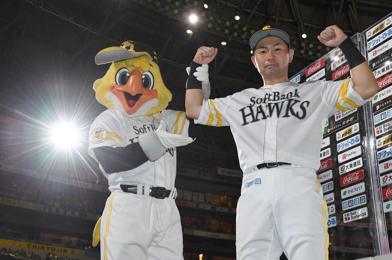ソフトバンク対日本ハム　サヨナラ本塁打を放って日本ハムに勝利し、お立ち台でガッツポーズする中村晃（撮影・岩下翔太）