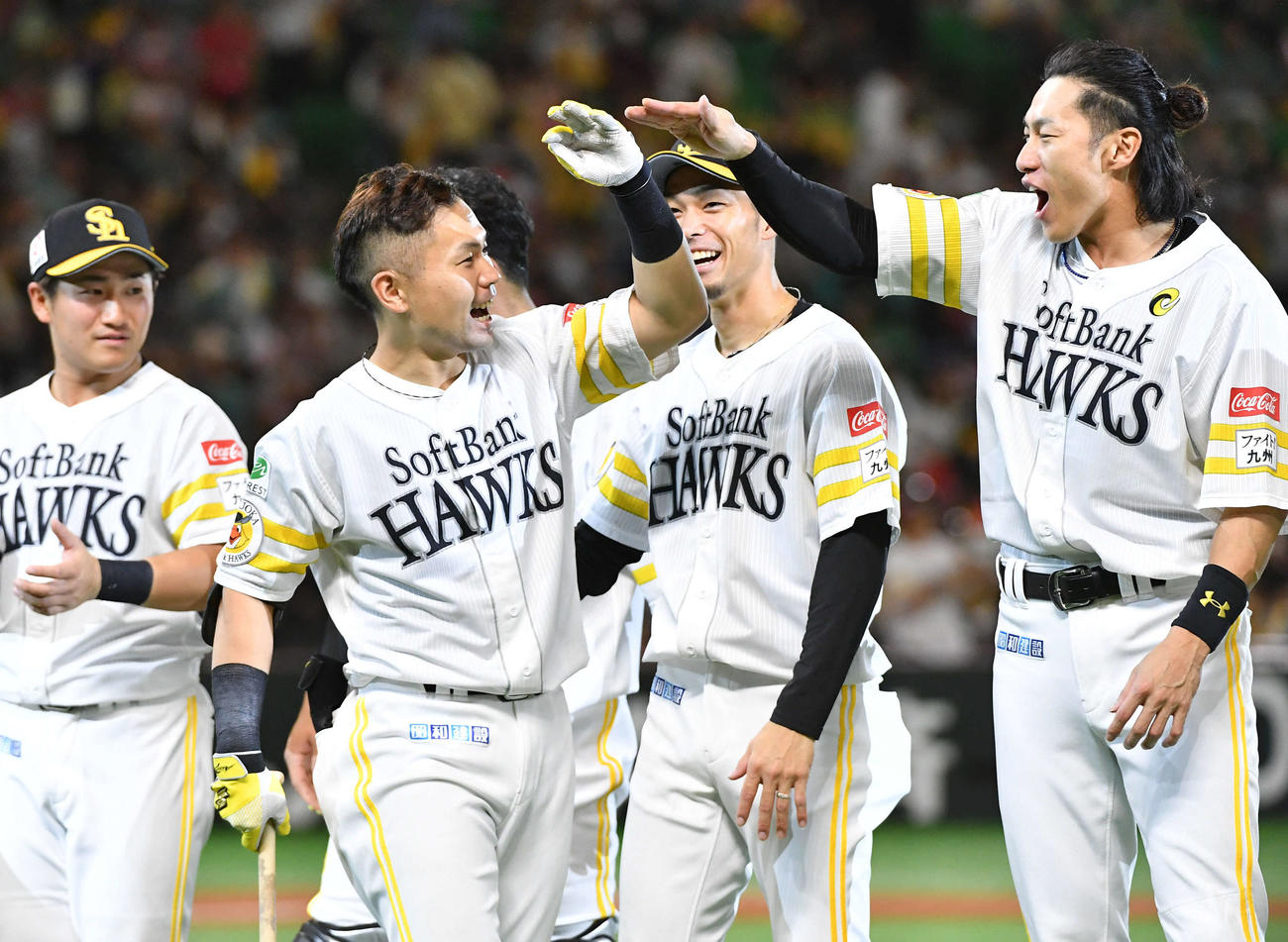 ソフトバンク対日本ハム　9回裏ソフトバンク1死、右越えサヨナラ本塁打を放った中村晃（左から2人目）は、柳田（右）と笑顔でタッチを交わす（撮影・岩下翔太）