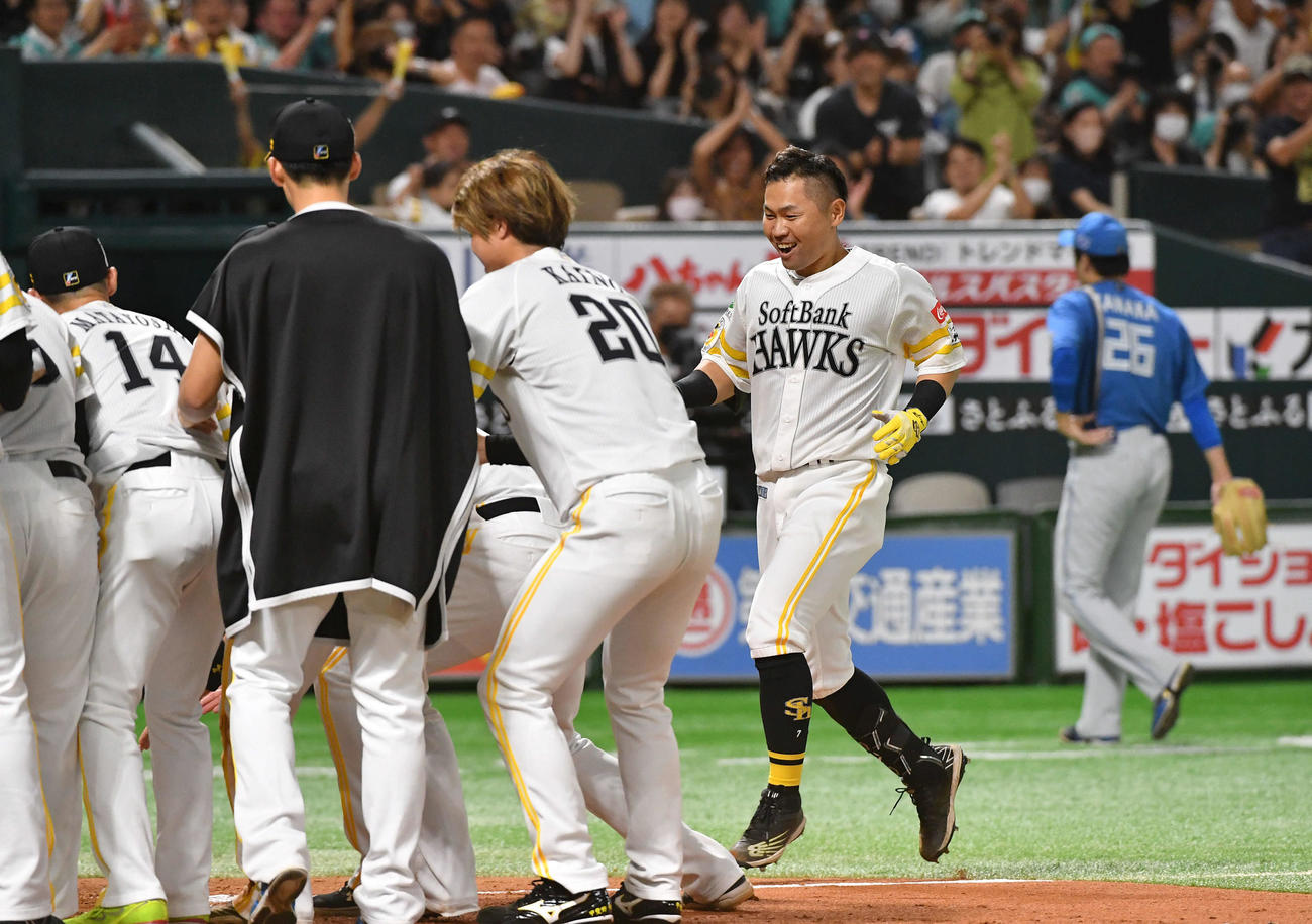 ソフトバンク対日本ハム　9回裏ソフトバンク1死、田中正（右奥）から右越えサヨナラ本塁打を放ち、笑顔で生還する中村晃（撮影・岩下翔太）