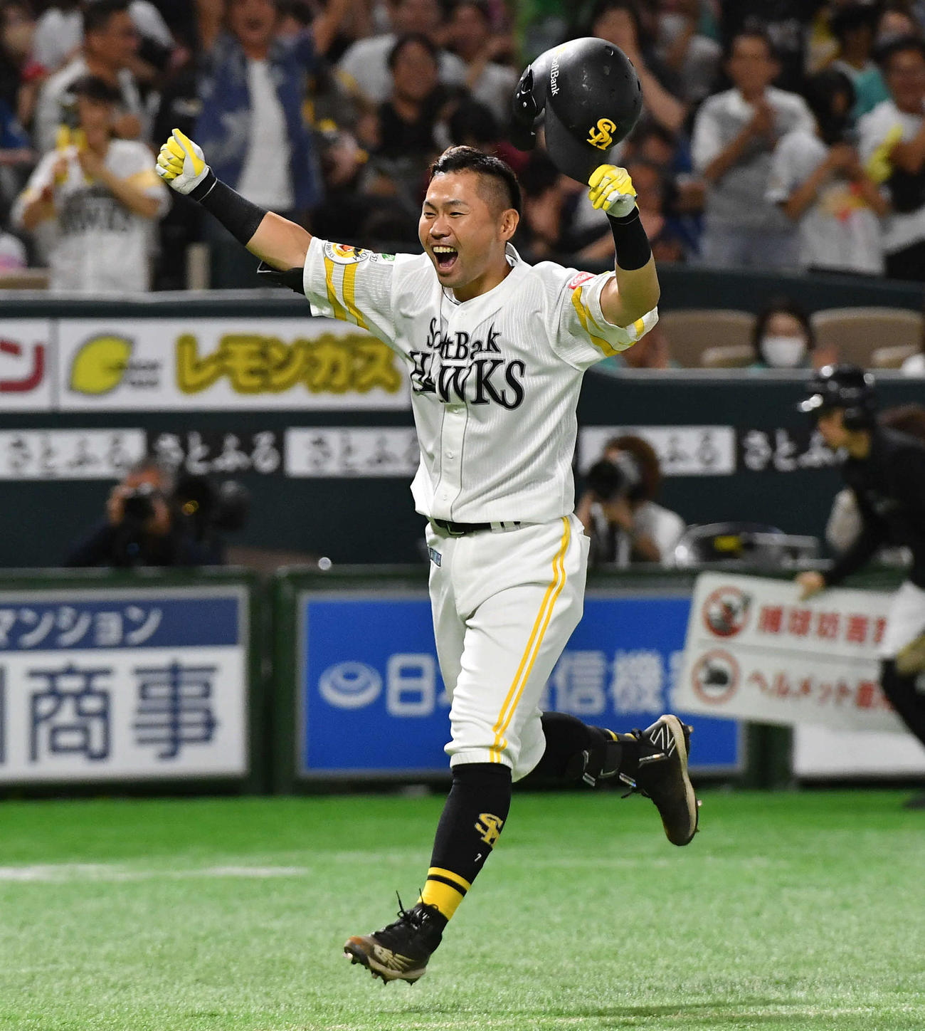 ソフトバンク対日本ハム　9回裏ソフトバンク1死、右越えサヨナラ本塁打を放ち、笑顔で生還する中村晃（撮影・岩下翔太）