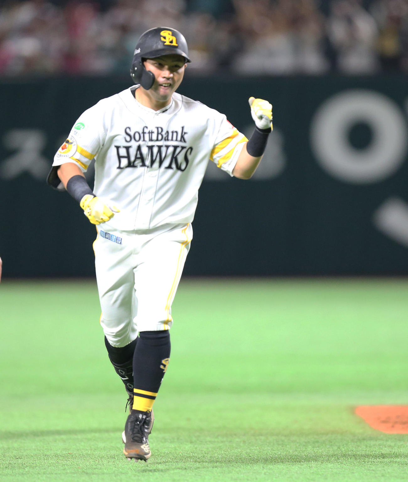 ソフトバンク対日本ハム　9回裏ソフトバンク1死、中村晃はサヨナラとなる右越え本塁打を放ちガッツポーズ（撮影・冨田成美）