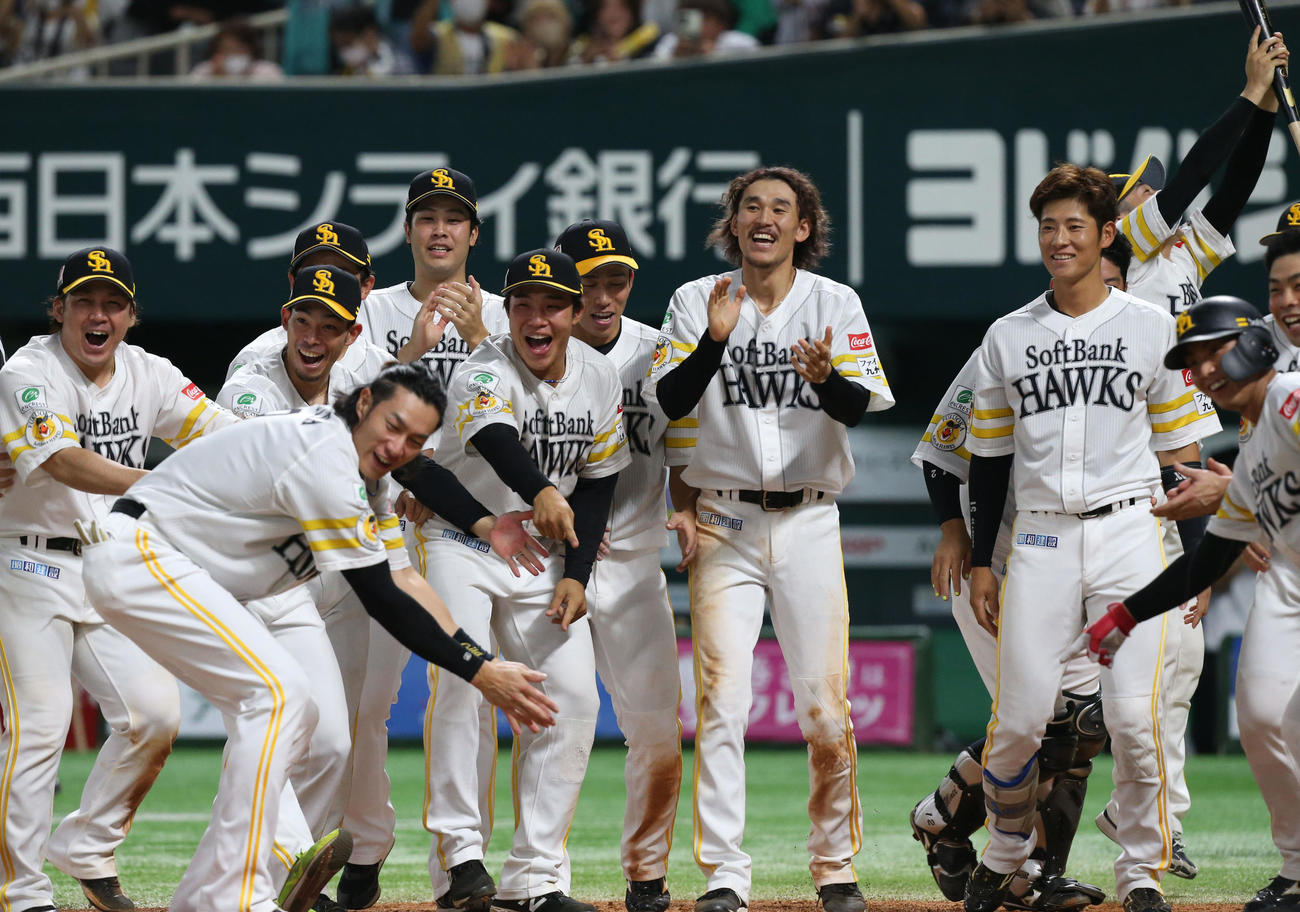ソフトバンク対日本ハム　9回裏ソフトバンク1死、サヨナラ本塁打を放った中村晃を出迎えるソフトバンクナイン（撮影・冨田成美）