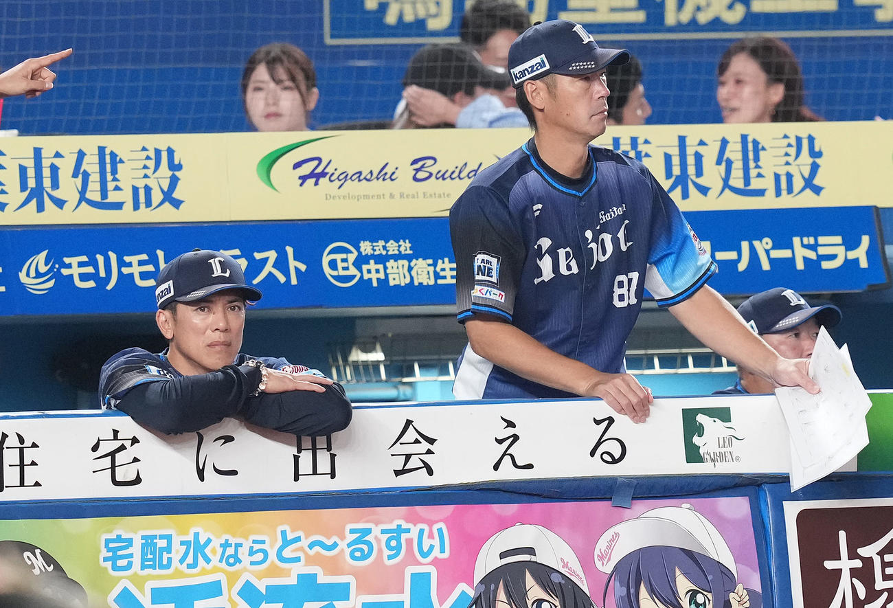 ロッテ対西武　10回裏、ベンチで浮かない表情の西武松井監督（左）（撮影・鈴木みどり）