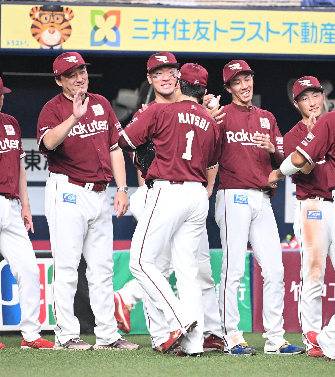 オリックス対楽天　最後を締めた松井裕を迎える石井監督（左）と岸（撮影・和賀正仁）（撮影・和賀正仁）
