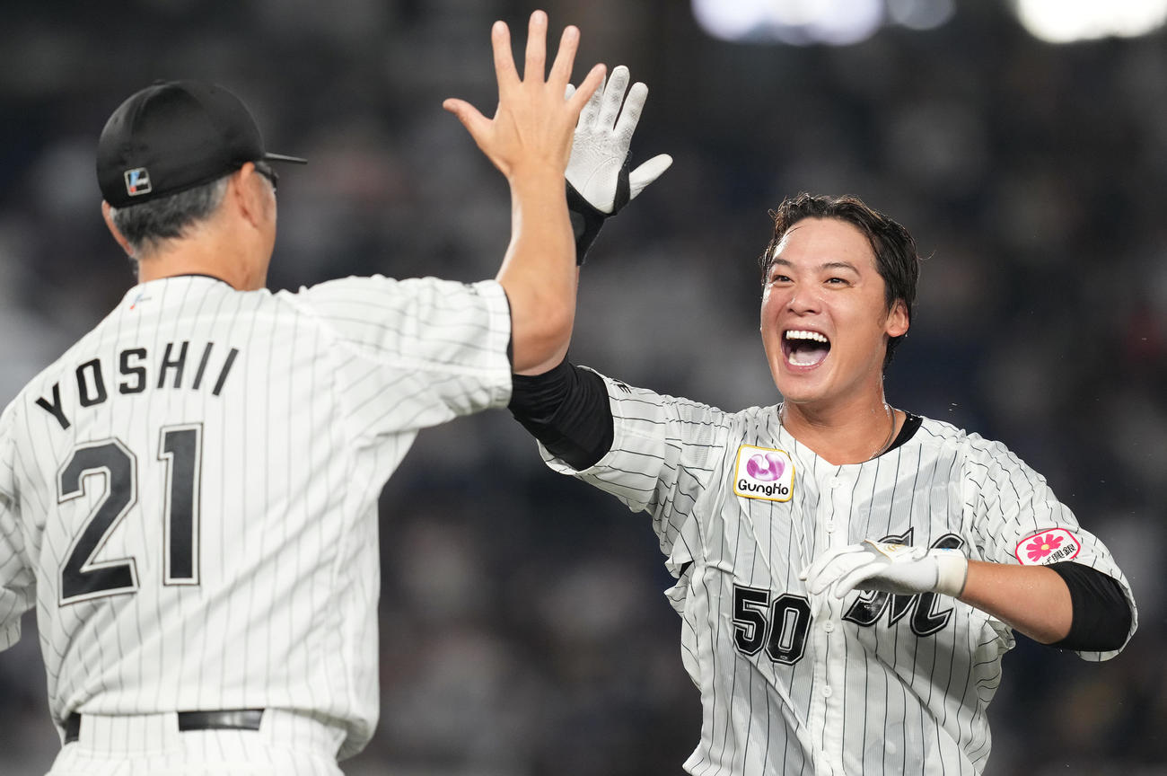 ロッテ対西武　10回裏ロッテ1死一、二塁、サヨナラ打を放った石川慎（右）は吉井監督とハイタッチ（撮影・鈴木みどり）