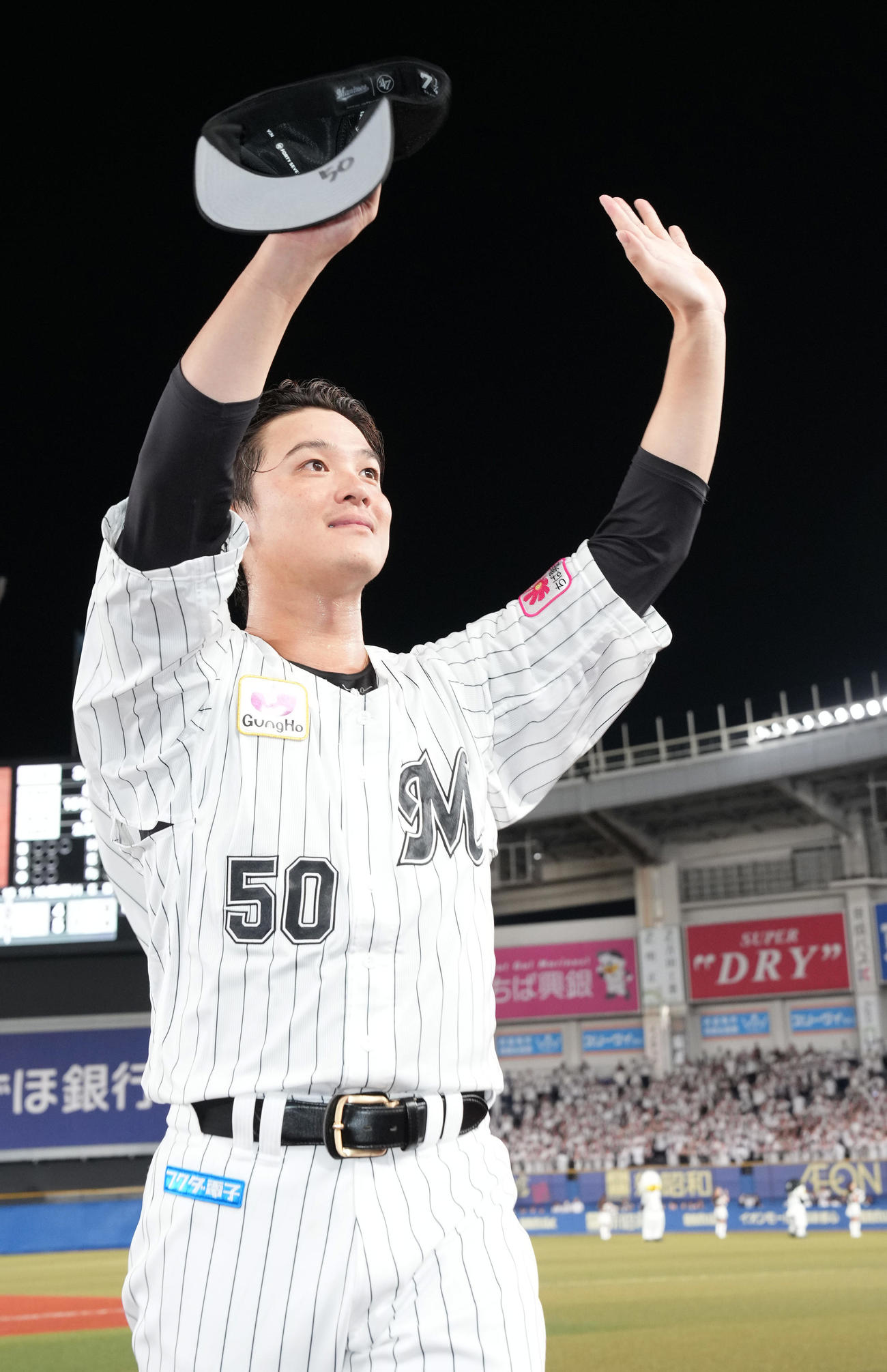 ロッテ対西武　サヨナラ勝ちし、ファンの声援に応えるロッテ石川慎（撮影・鈴木みどり）