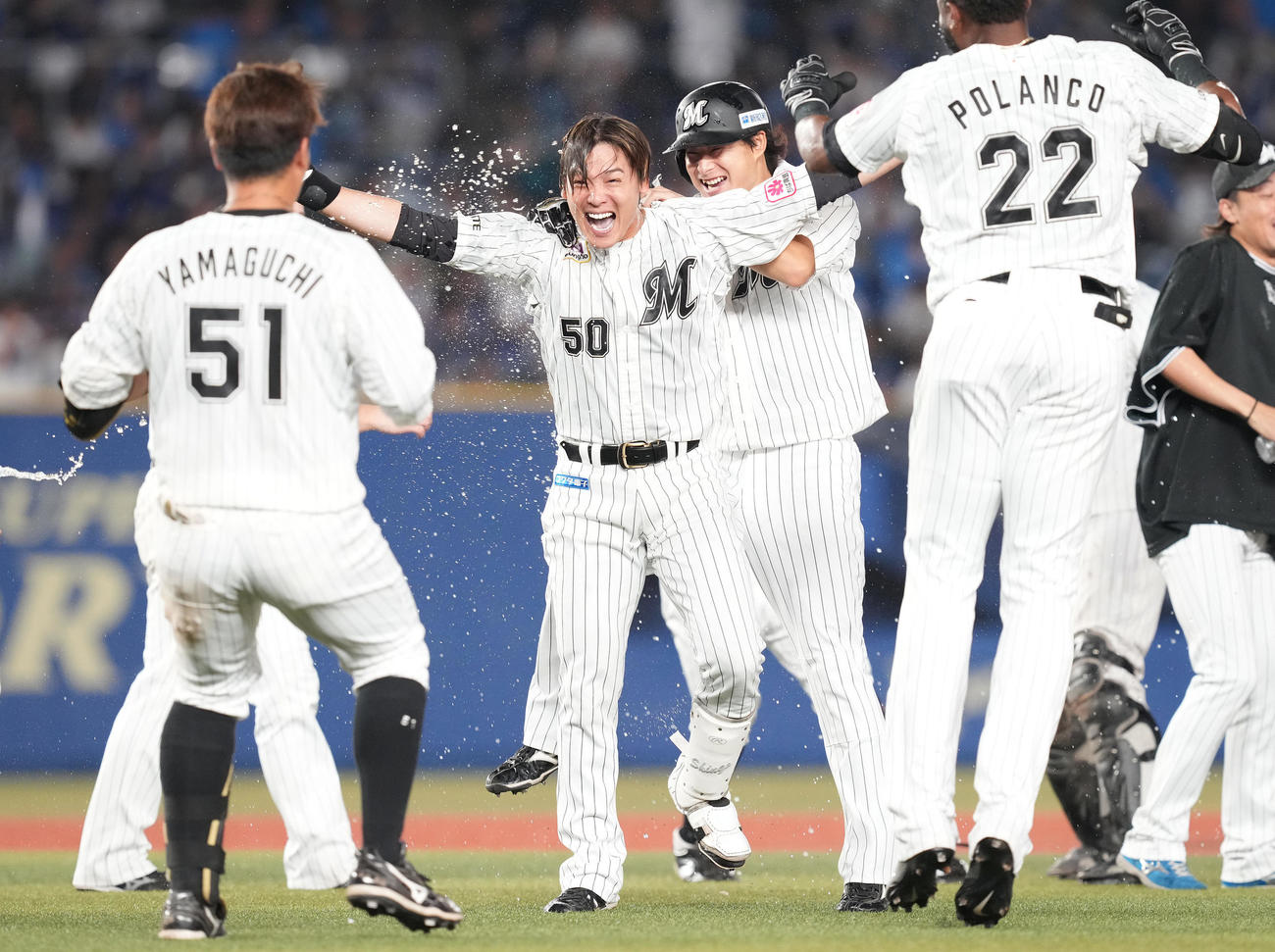 ロッテ対西武　10回裏ロッテ1死一、二塁、サヨナラ打を放った石川慎（中央）はナインと歓喜の輪を作る（撮影・鈴木みどり）