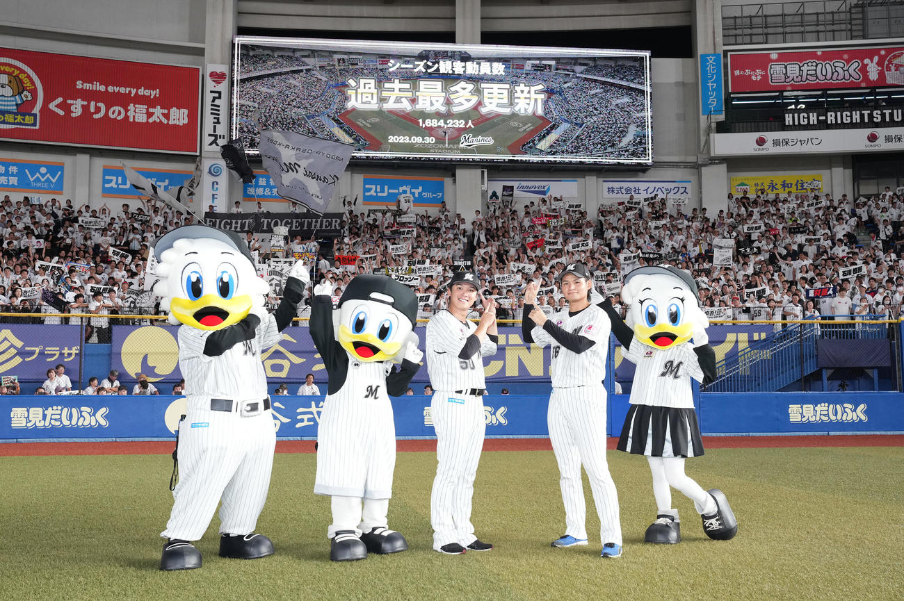 ロッテ対西武　西武にサヨナラ勝ちし、シーズン観客動員数過去最多更新のビジョンとファンを前にポーズを決めるロッテ石川慎（中央左）と中森（同右）（撮影・鈴木みどり）