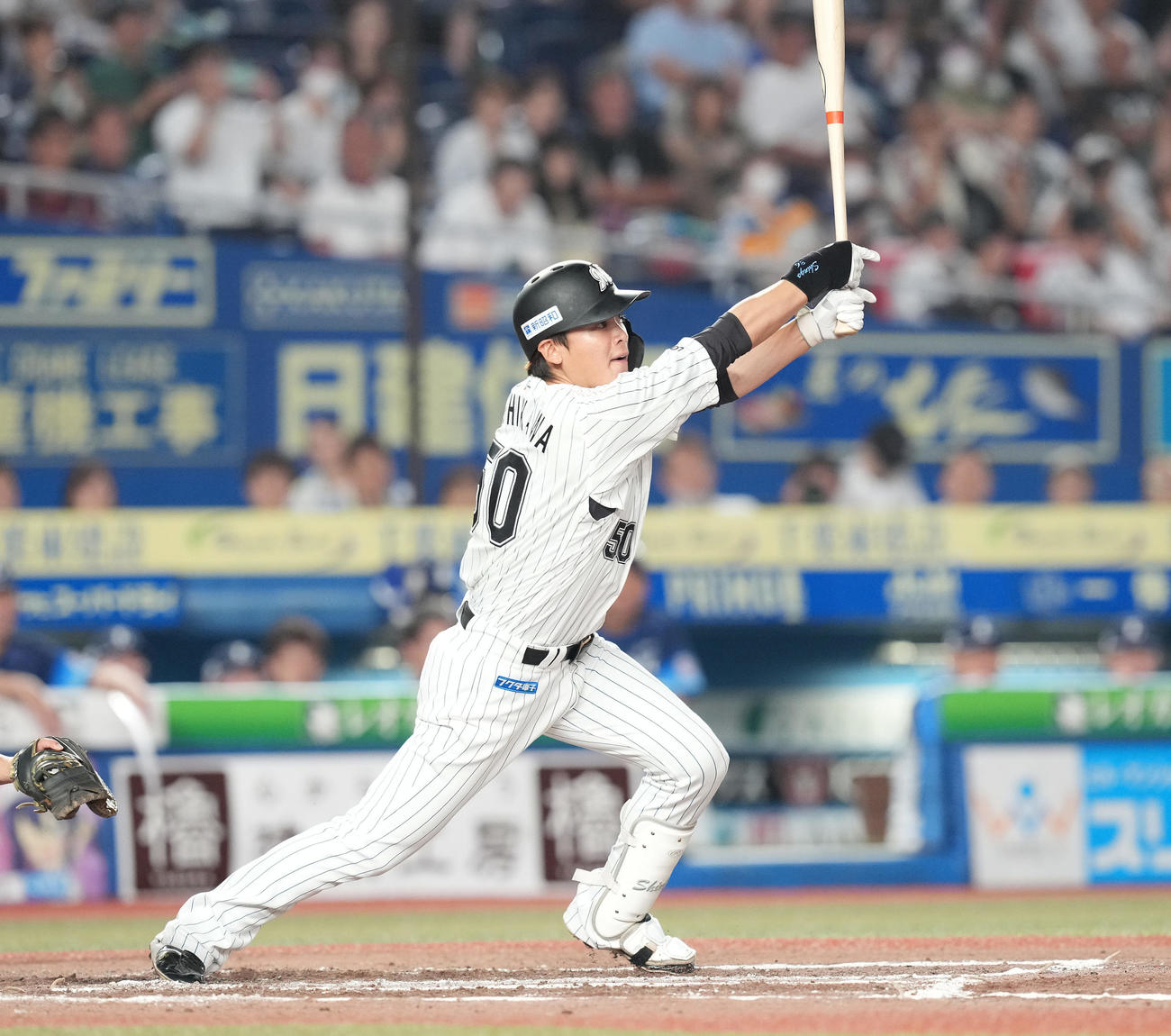 ロッテ対西武　10回裏ロッテ1死一、二塁、サヨナラ打を放つ石川慎（撮影・鈴木みどり）