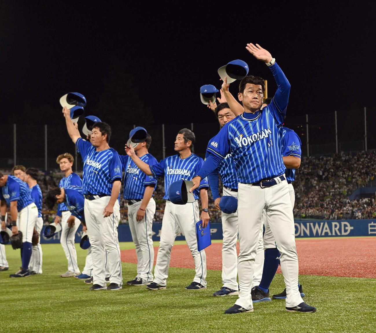 ヤクルト対DeNA　神宮球場での最終戦を勝利で飾りファンにあいさつするDeNA三浦監督（撮影・たえ見朱実）