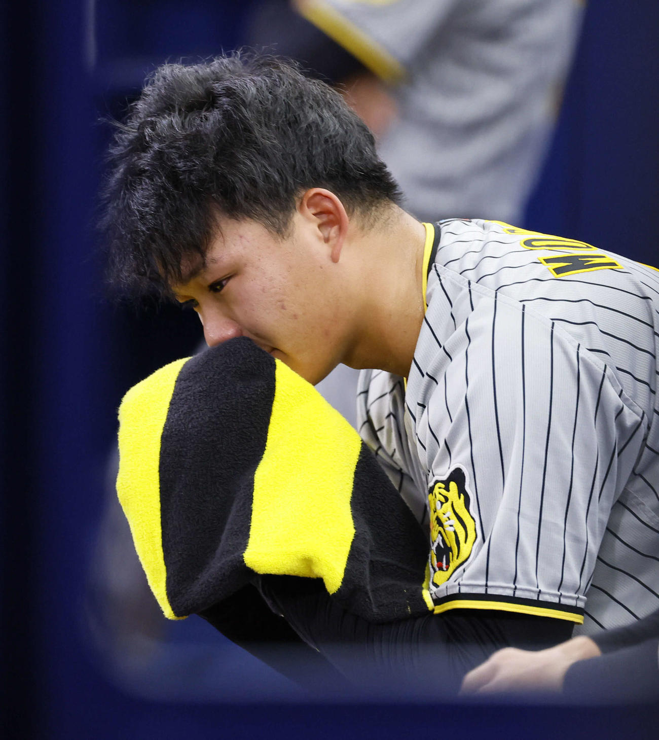9月29日のDeNA戦、5回のチャンスで空振り三振に倒れ、ベンチで涙を流す森下