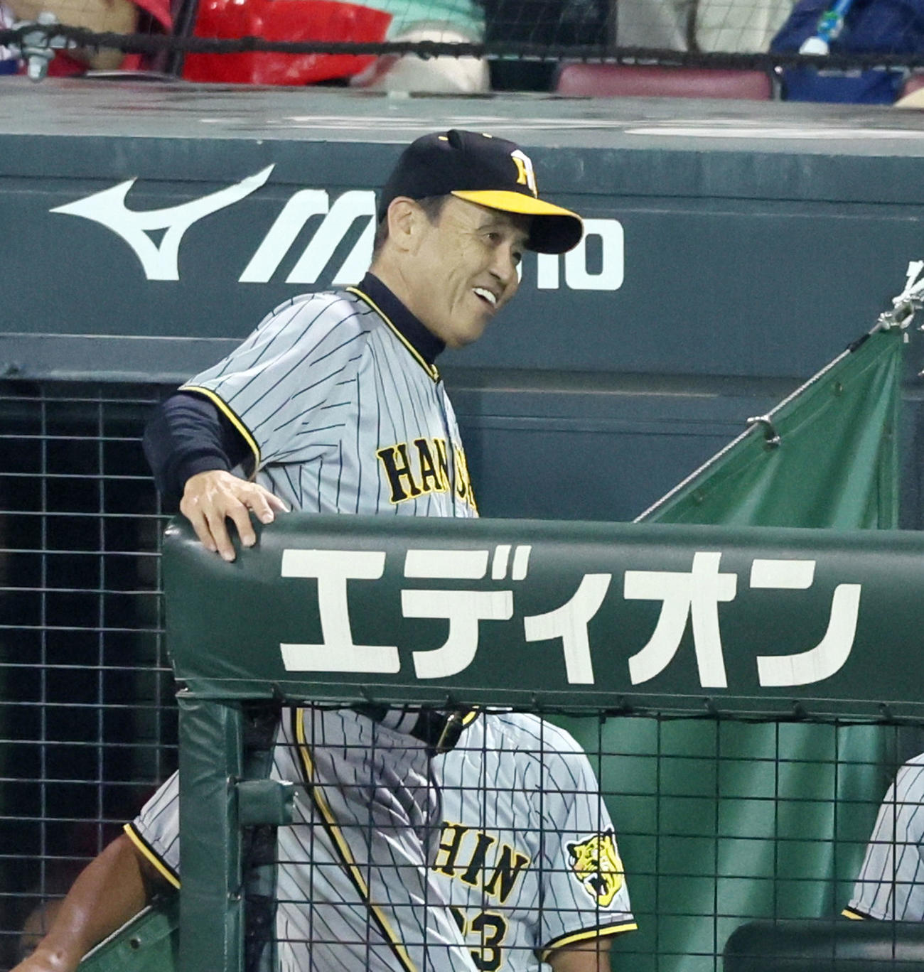 広島対阪神　6回表を終え選手交代を告げた岡田監督は白い歯を見せる（撮影・加藤哉）