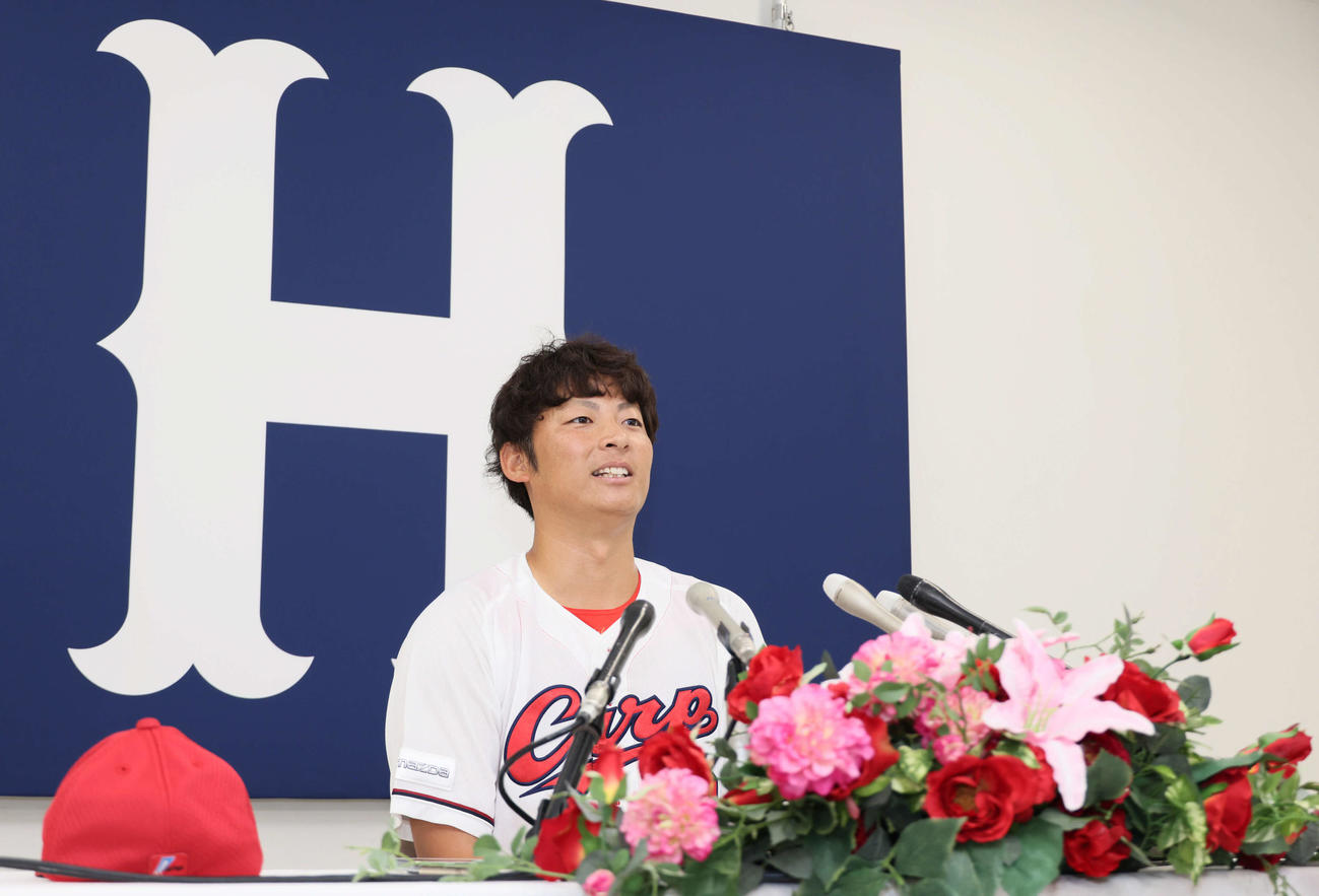 広島対阪神戦の試合前に引退会見を行う広島一岡（撮影・加藤孝規）