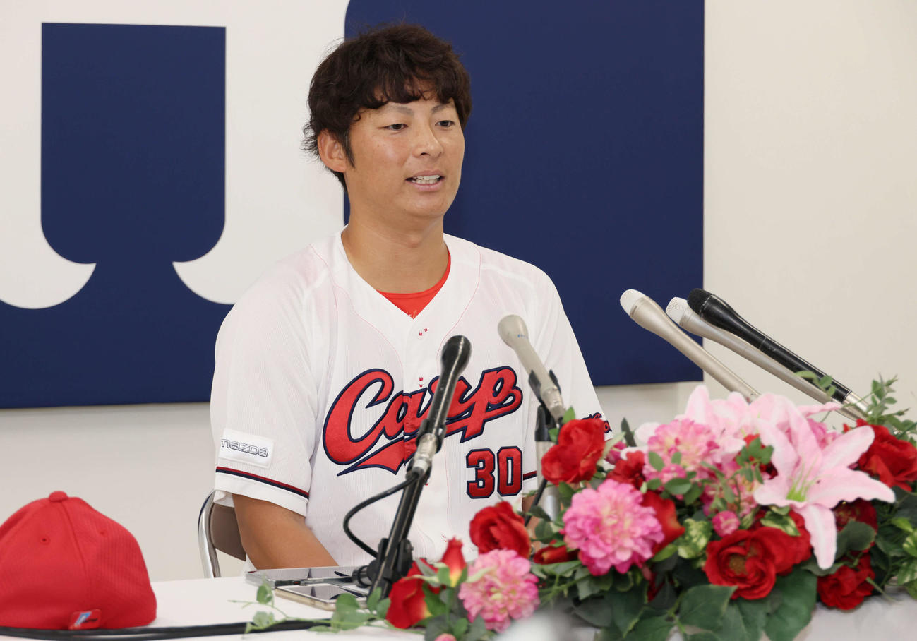 広島対阪神戦の試合前に引退会見を行う広島一岡（撮影・加藤孝規）