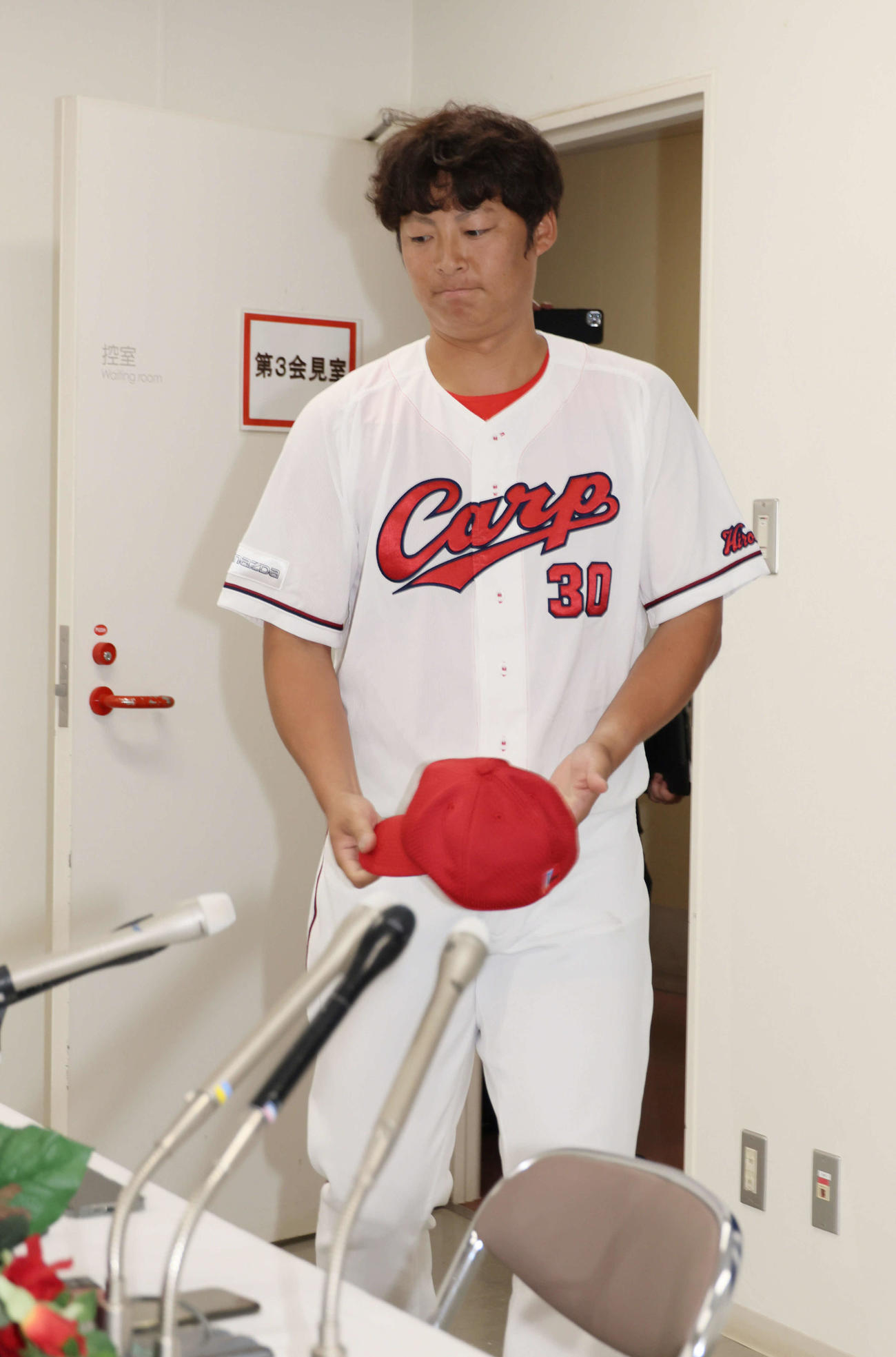 広島対阪神戦の試合前に引退会見を行う広島一岡（撮影・加藤孝規）