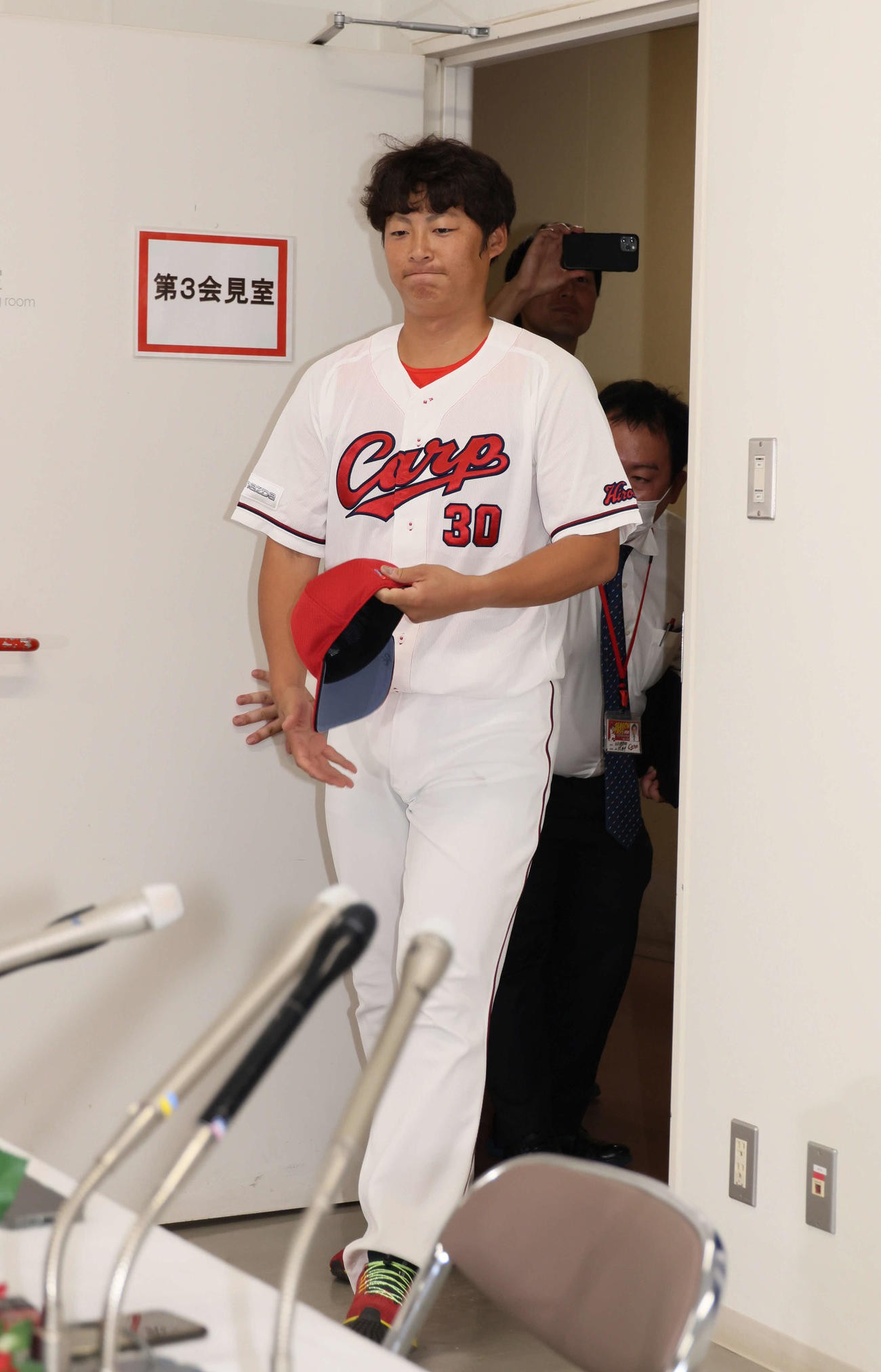 広島対阪神戦の試合前に引退会見を行う広島一岡（撮影・加藤孝規）