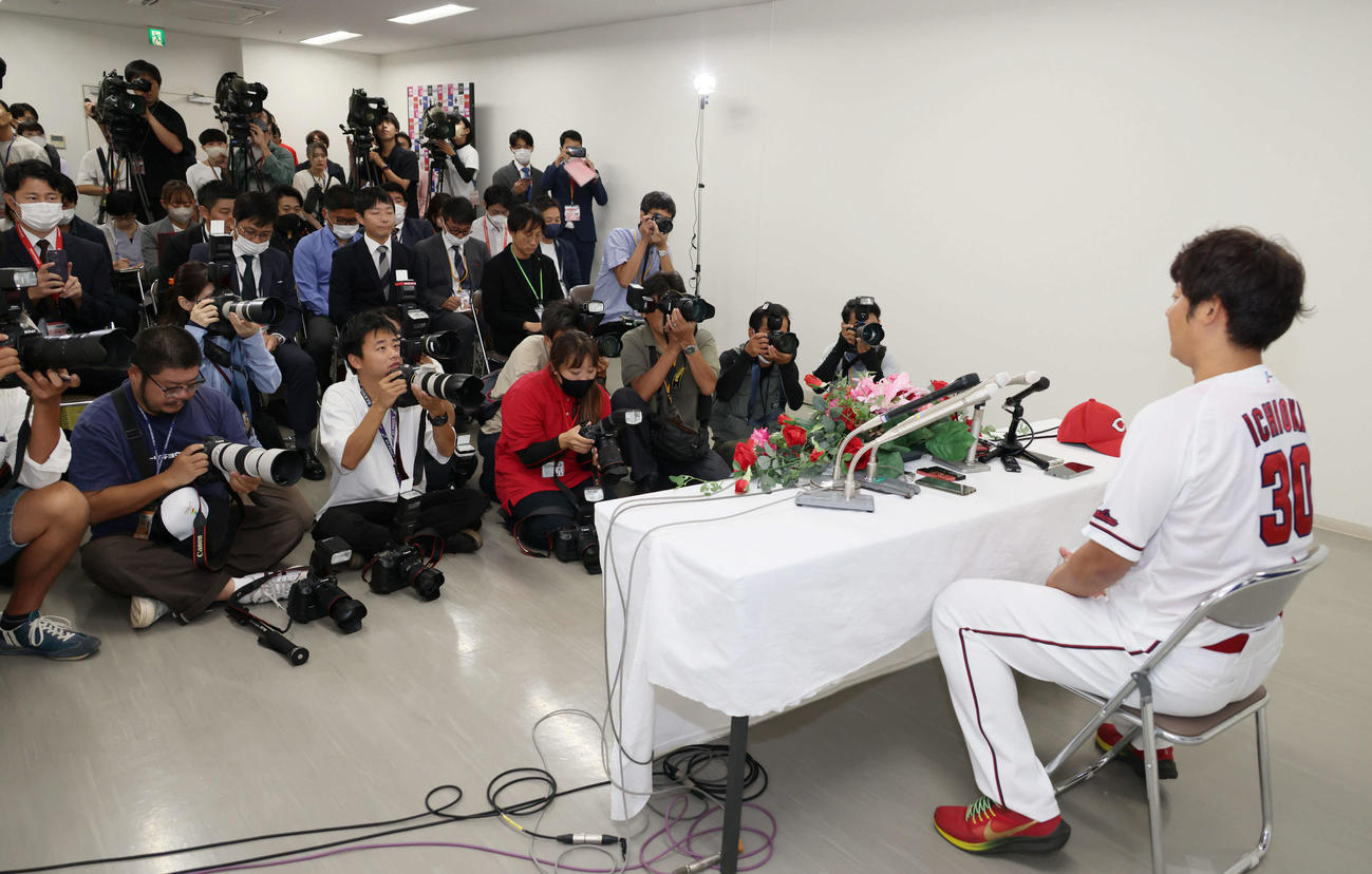広島対阪神戦の試合前に引退会見を行う広島一岡（撮影・加藤孝規）