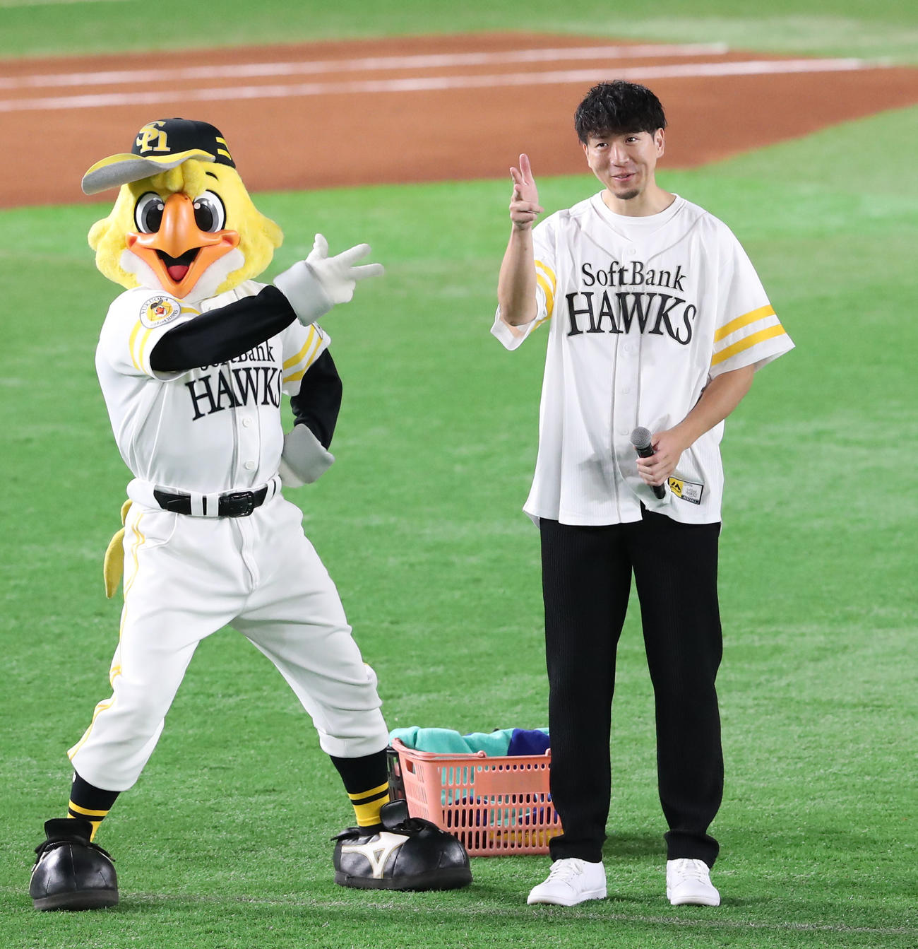 ソフトバンク対日本ハム　ポーズを決める比江島慎（撮影・梅根麻紀）