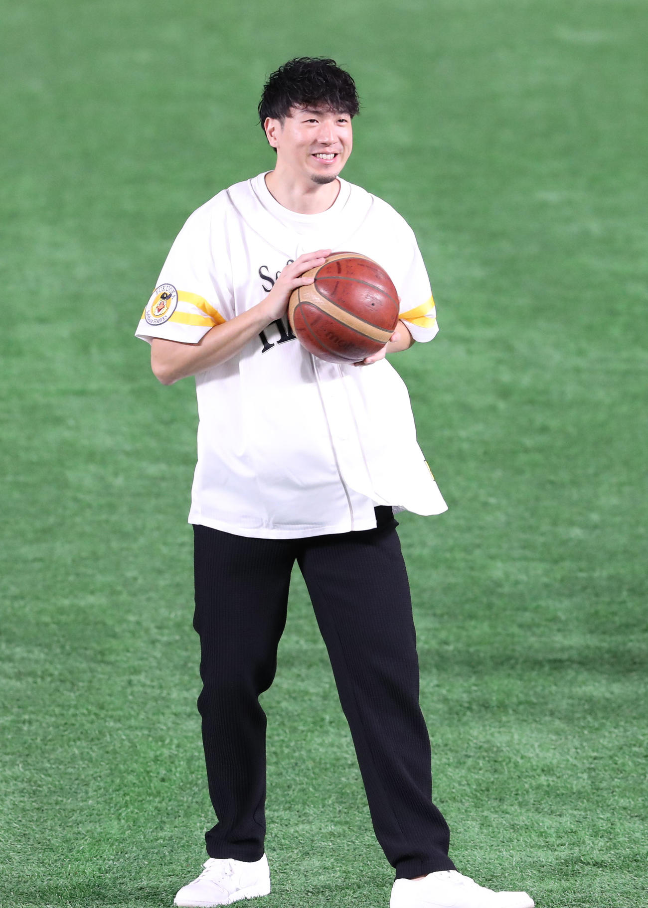 ソフトバンク対日本ハム　ポーズを決める比江島慎（撮影・梅根麻紀）