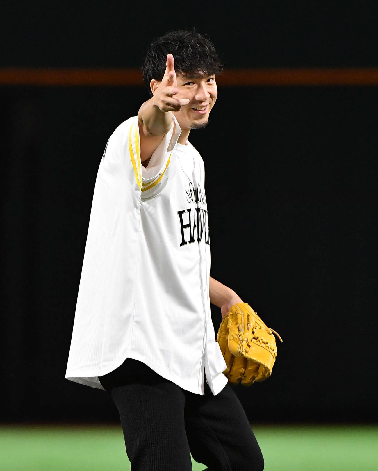 ソフトバンク対日本ハム　セレモニアルピッチで投球し、ポーズを決める男子バスケットボール日本代表の比江島（撮影・岩下翔太）