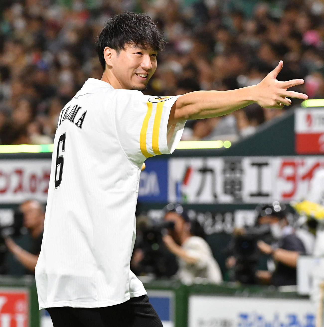ソフトバンク対日本ハム　セレモニアルピッチで投球し、ポーズを決めながら引き揚げる男子バスケットボール日本代表の比江島（撮影・岩下翔太）