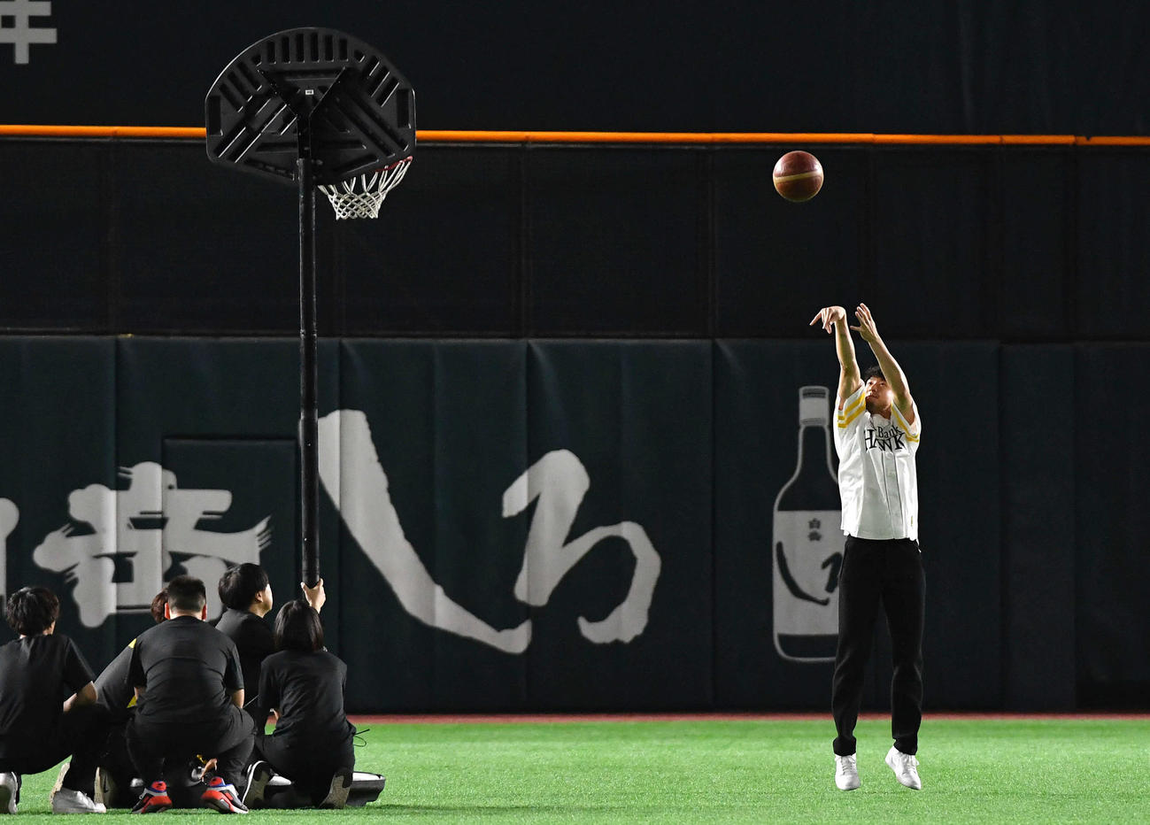 ソフトバンク対日本ハム　セレモニアルピッチの前に、グラウンドに設置されたゴールにシュートを放つ男子バスケットボール日本代表の比江島（撮影・岩下翔太）