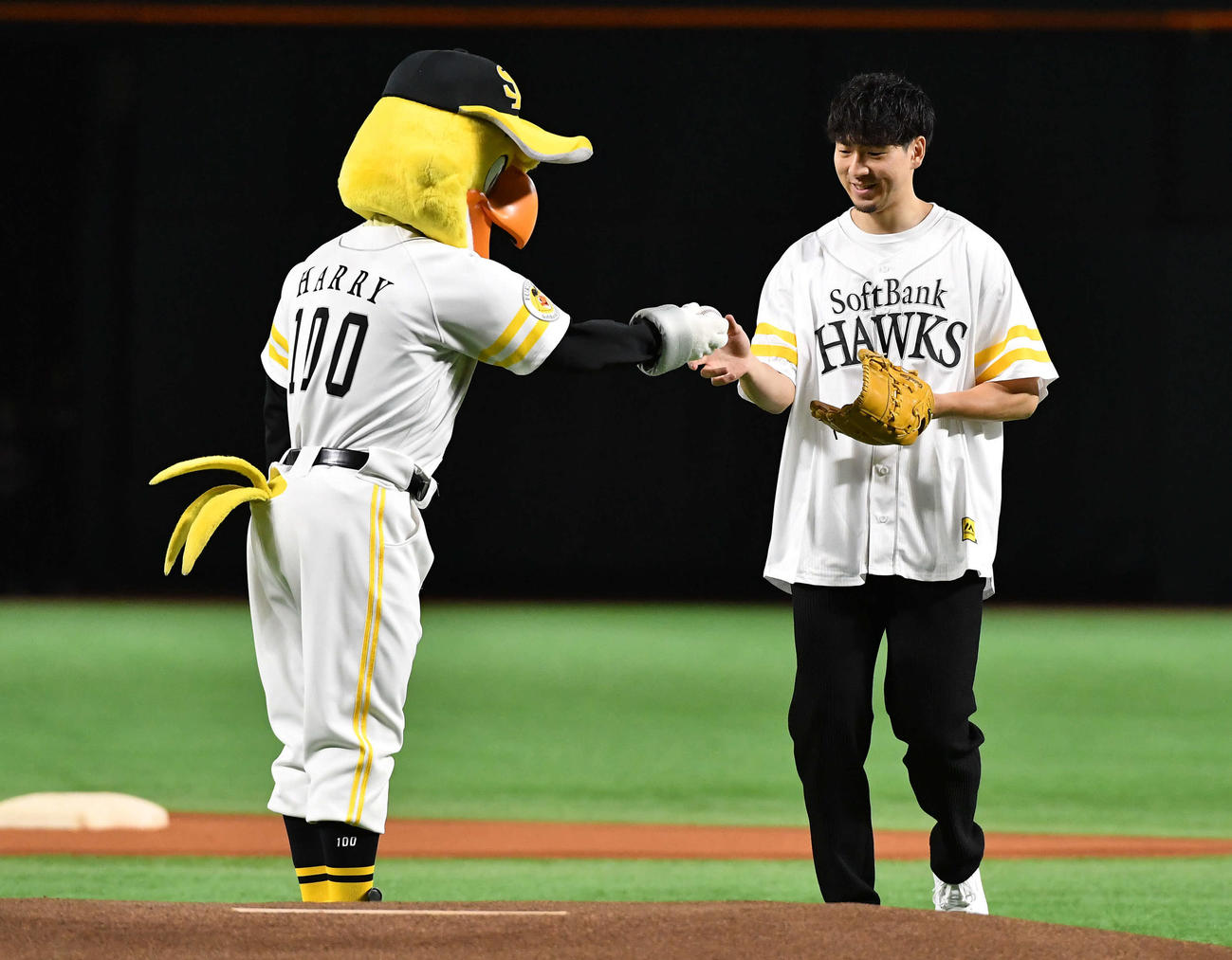 ソフトバンク対日本ハム　セレモニアルピッチのマウンドへ向かう男子バスケットボール日本代表の比江島（撮影・岩下翔太）