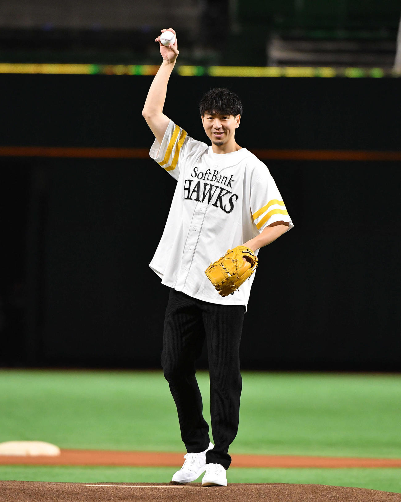 ソフトバンク対日本ハム　セレモニアルピッチを務めた、男子バスケットボール日本代表の比江島（撮影・岩下翔太）