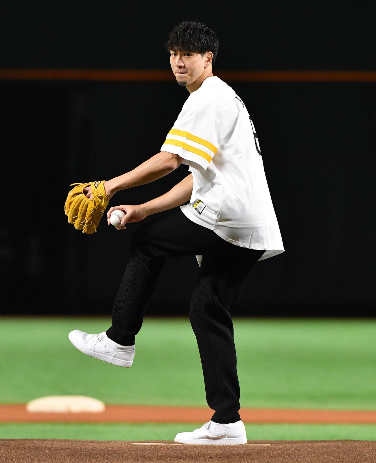 ソフトバンク対日本ハム　セレモニアルピッチを務めた、男子バスケットボール日本代表の比江島（撮影・岩下翔太）